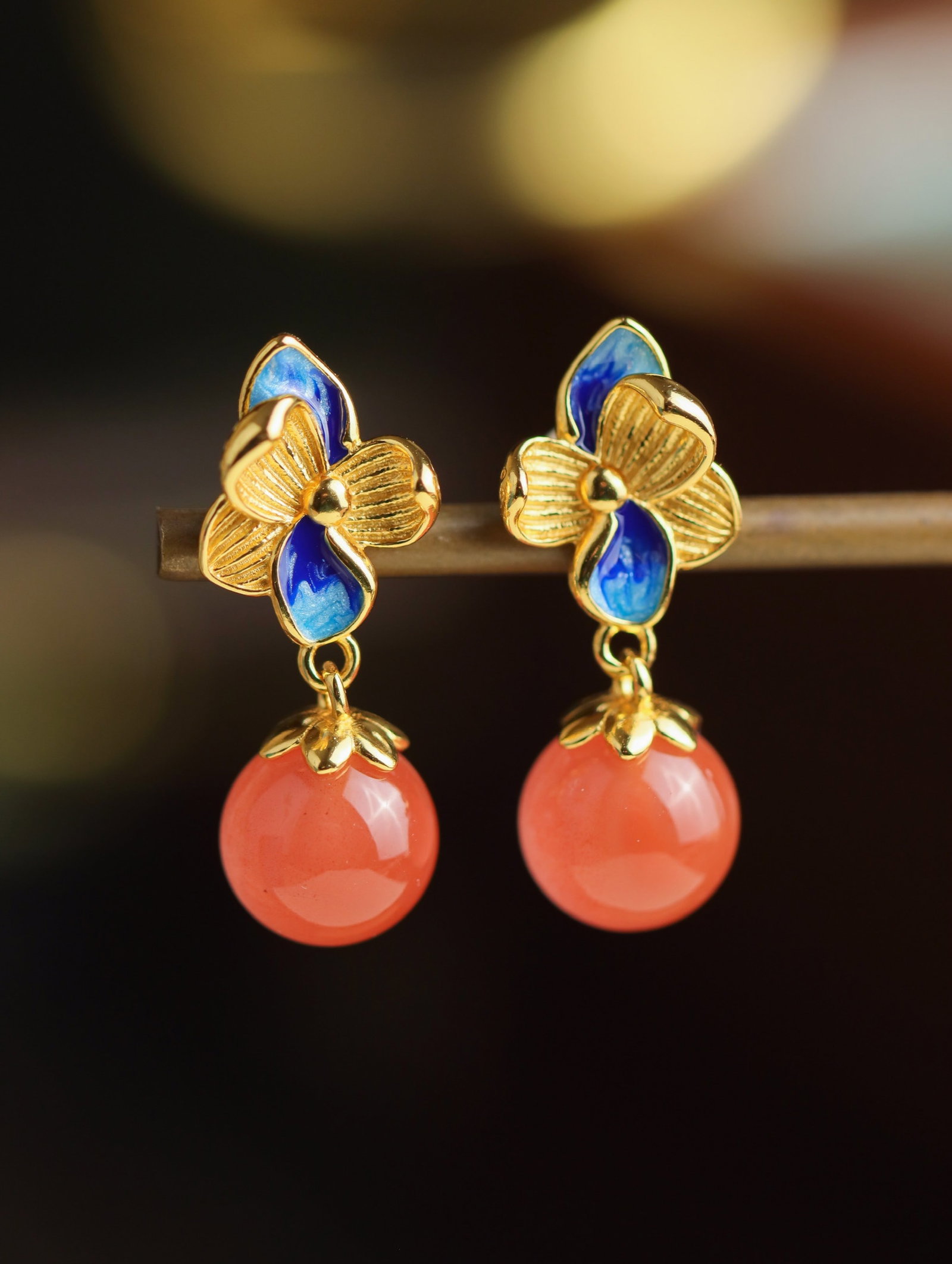 A Pair of Exquisite Sterling Silver-Gold Plated Inlaid Agate Enamel Earrings: A Pair of Exquisite Sterling Silver-Gold Plated Inlaid Agate Enamel Earrings 一对纯银镀金镶玛瑙珐琅耳环