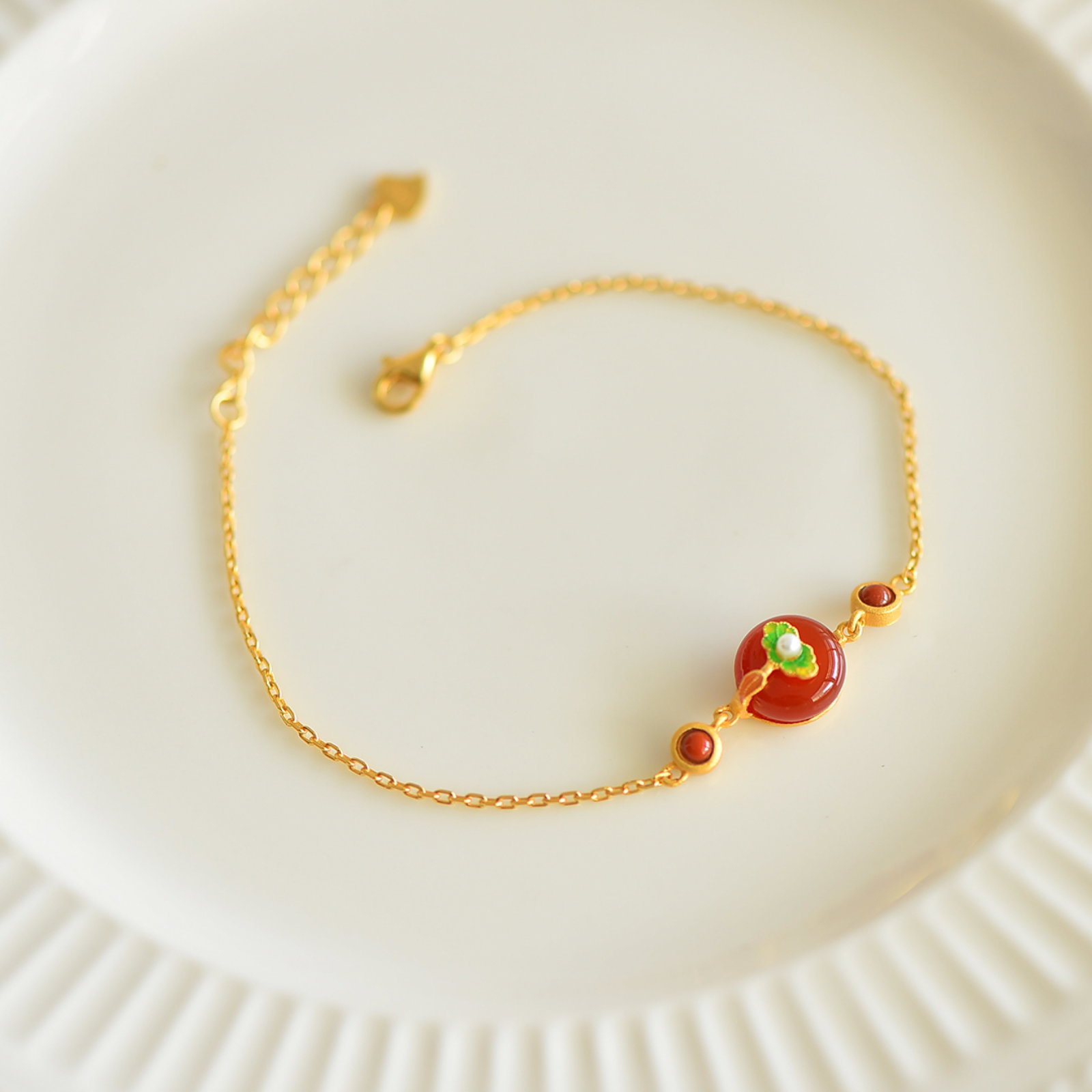 An Exquisite Sterling Silver-Gold Plated Inlaid Red Agate Bracelet: An Exquisite Sterling Silver-Gold Plated Inlaid Red Agate Bracelet,Size:0.4inx0.4in 纯银镀金镶红玛瑙手链