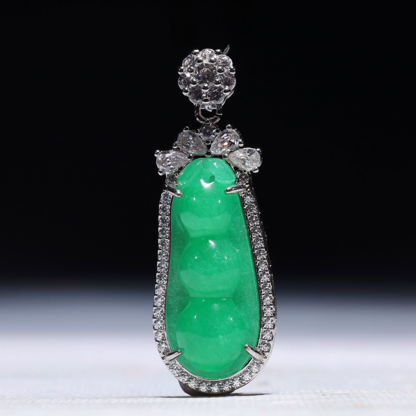 An Exquisite Pod Pattern Pendant,Inlaid Gems: An Exquisite Pod Pattern Pendant,Inlaid Gems,Size:0.7inx0.3inx2in,Weight:9.4g 一个精美的豆荚纹吊坠,镶宝石