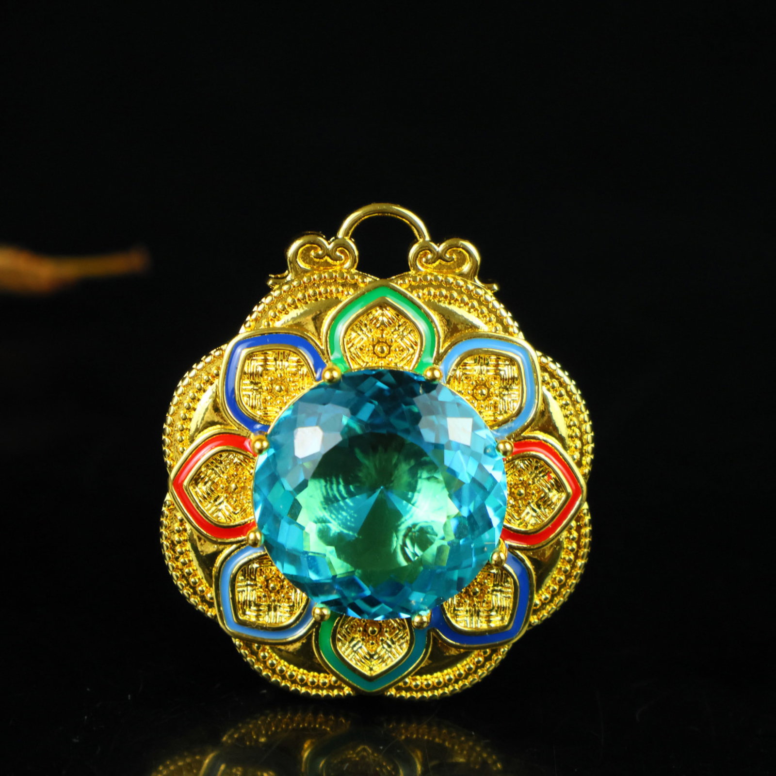 An Exquisite Pendant: An Exquisite Pendant,Size:0.8in 一个精美的吊坠