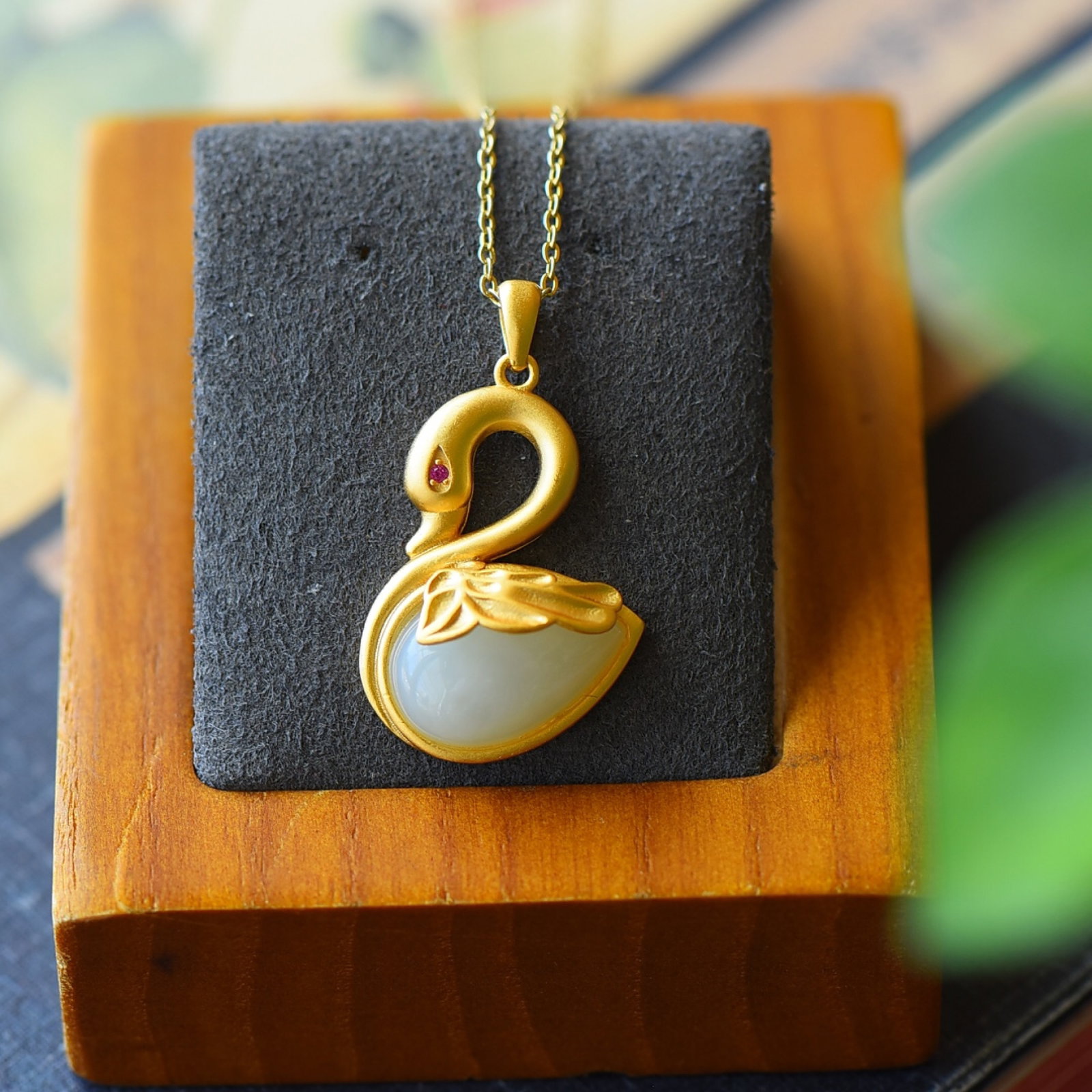 An Exquisite Sterling Silver-Gold Plated Inlaid White Jade Necklace: An Exquisite Sterling Silver-Gold Plated Inlaid White Jade Necklace,Size:0.9inx1.2in 纯银镀金镶白玉项链