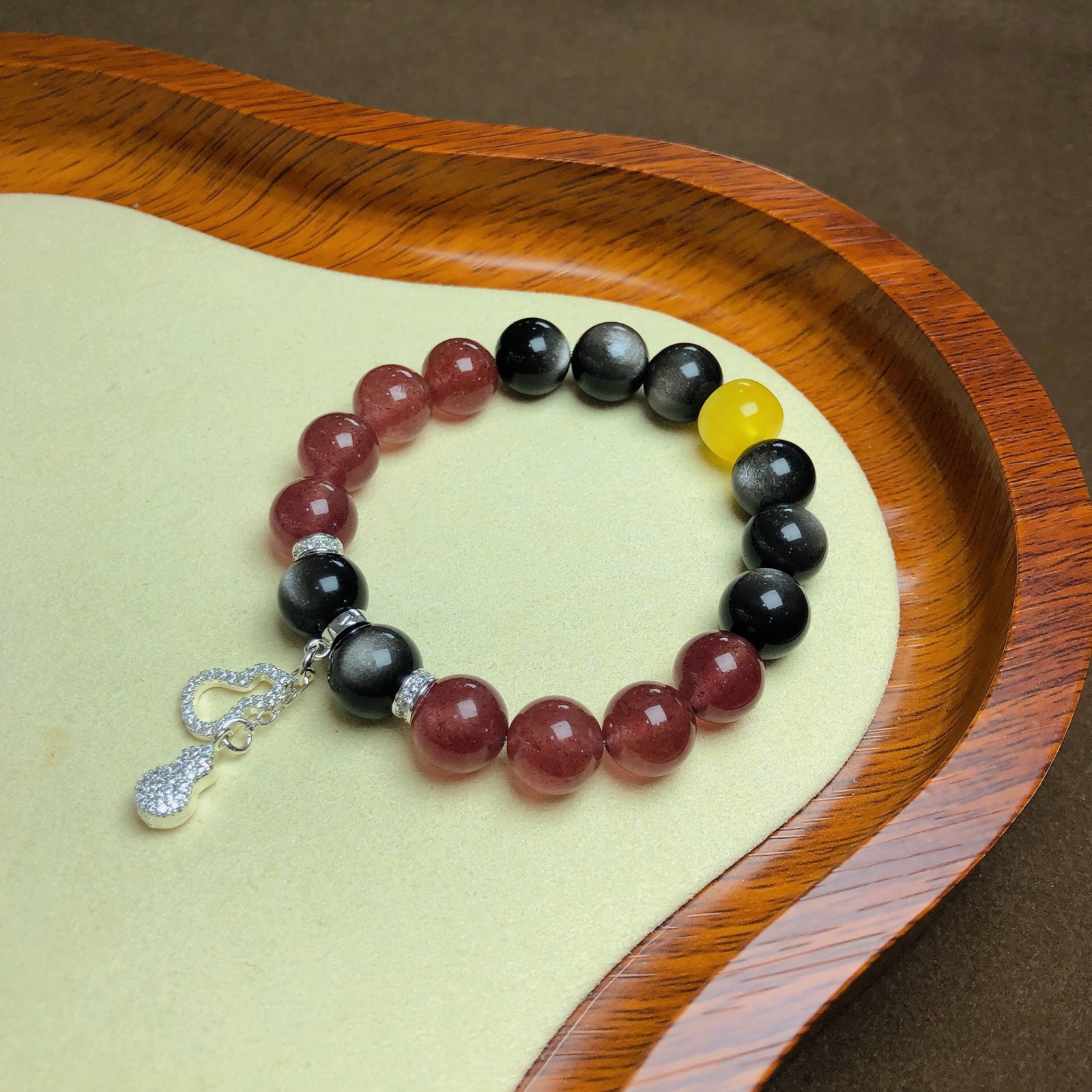 An Exquisite Crystal Silver Sheen Obsidian Amber Bracelets: An Exquisite Crystal Silver Sheen Obsidian Amber Bracelets,Size:0.4in,0.4inx0.4in,Weight:28.4g 水晶银曜石蜜蜡手串