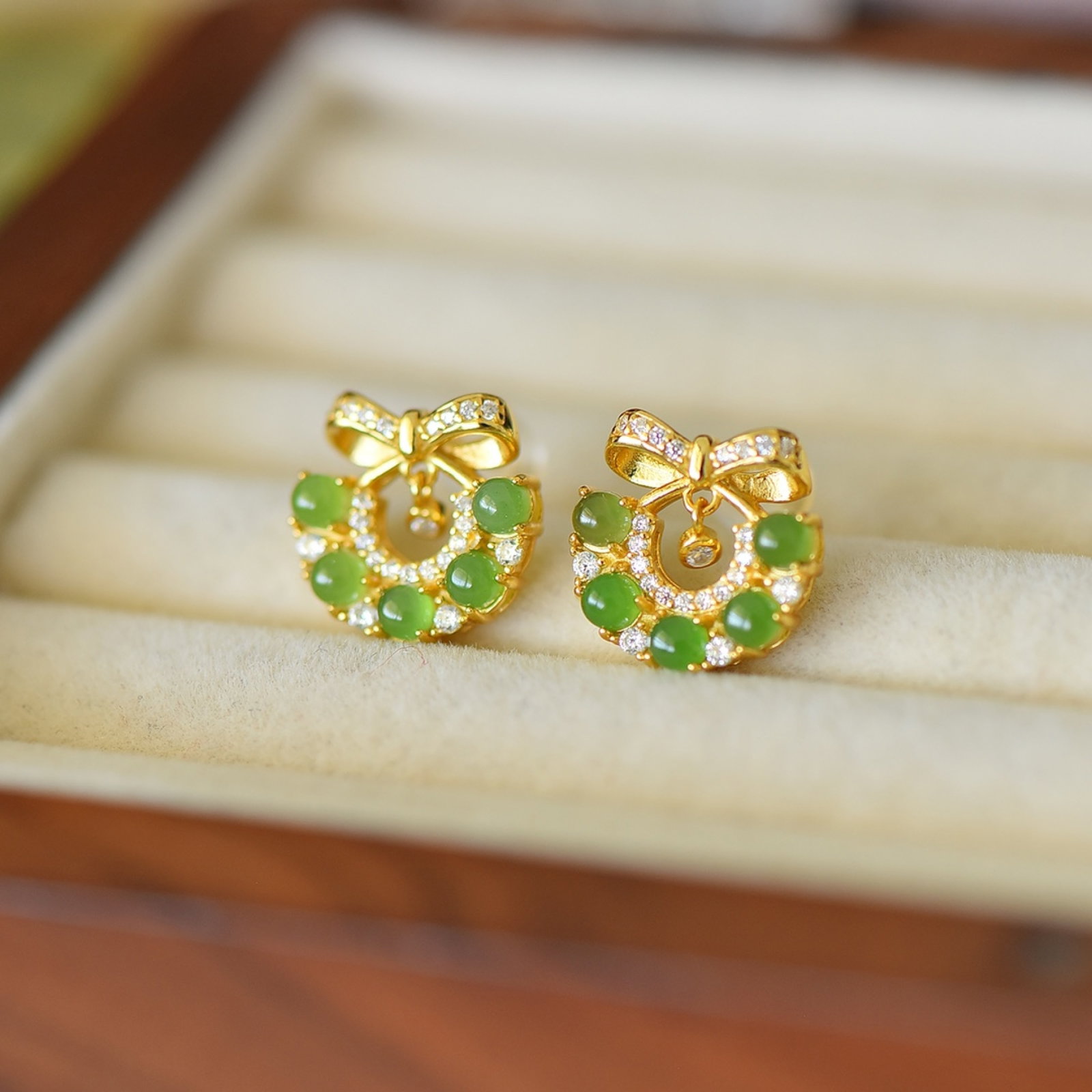 A Pair of Exquisite Sterling Silver-Gold Plated Inlaid Jasper Earrings: A Pair of Exquisite Sterling Silver-Gold Plated Inlaid Jasper Earrings,Size:0.1inx0.1in 一对纯银镀金镶碧玉耳钉