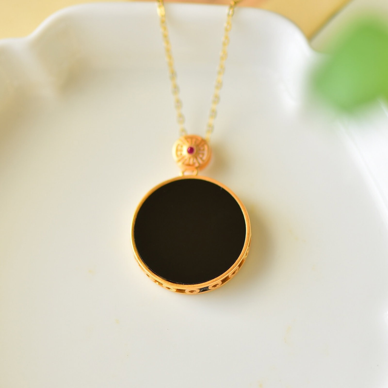 An Exquisite Sterling Silver-Gold Plated Inlaid Black Jade Necklace: An Exquisite Sterling Silver-Gold Plated Inlaid Black Jade Necklace,Size:0.8inx0.9in 纯银镀金镶墨玉项链