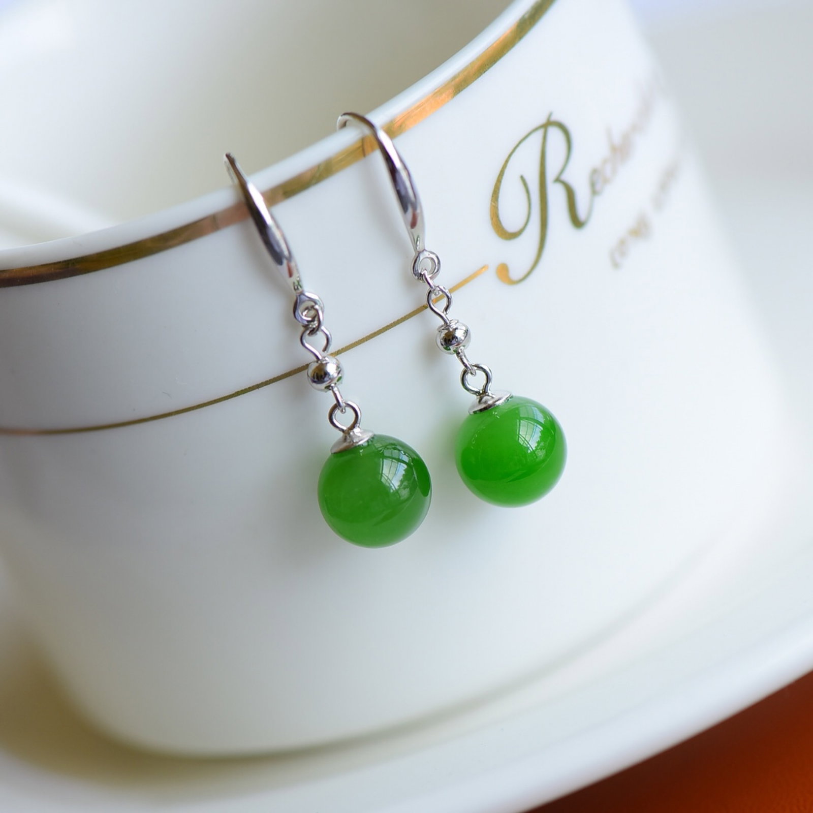 A Pair of Exquisite Sterling Silver Inlaid Jasper Earrings: A Pair of Exquisite Sterling Silver Inlaid Jasper Earrings,Size:0.4inx0.4in 一对纯银镶碧玉耳环