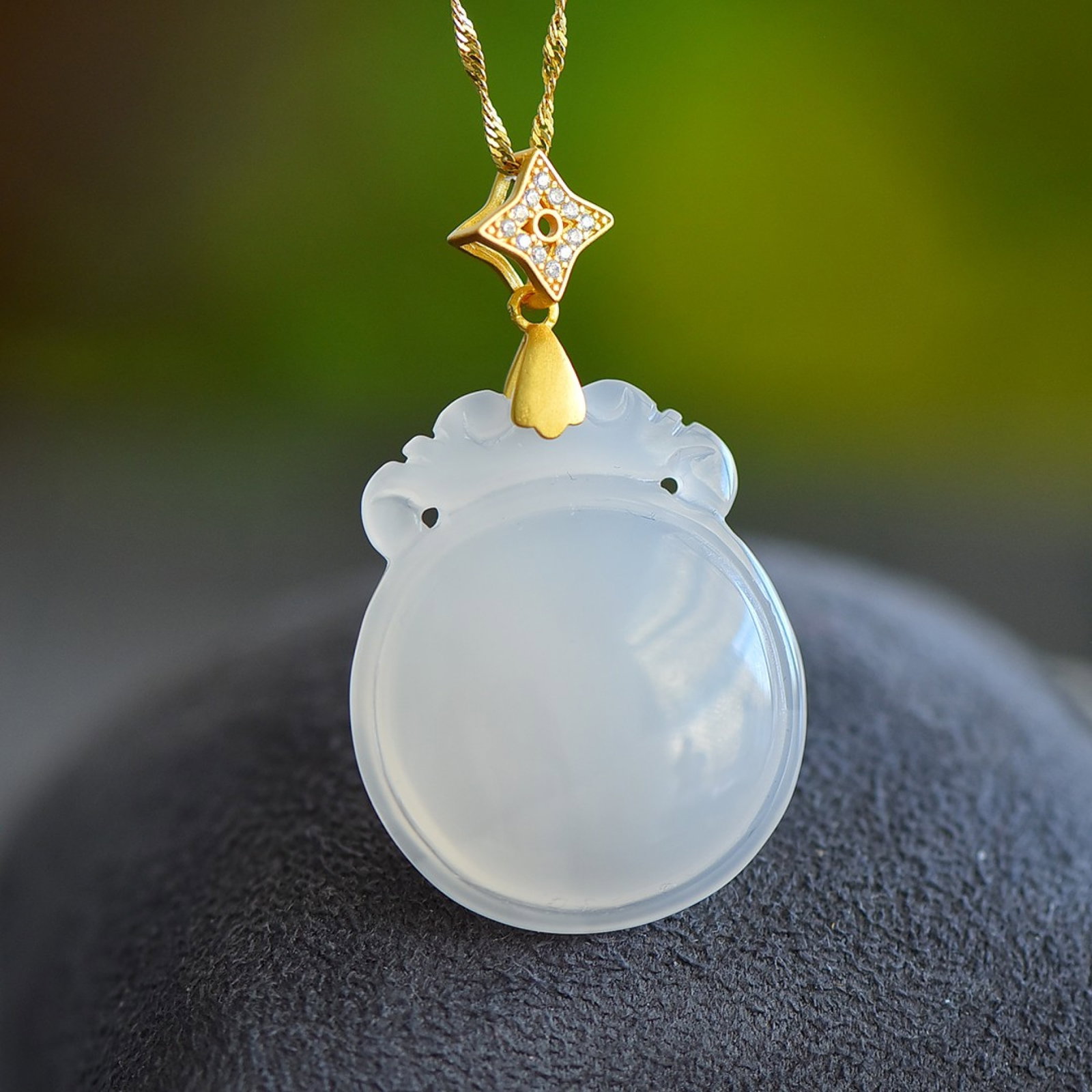 An Exquisite Sterling Silver-Gold Plated Inlaid Agate Pendant: An Exquisite Sterling Silver-Gold Plated Inlaid Agate Pendant,Size:1.1inx1.3in 纯银镀金镶玛瑙吊坠