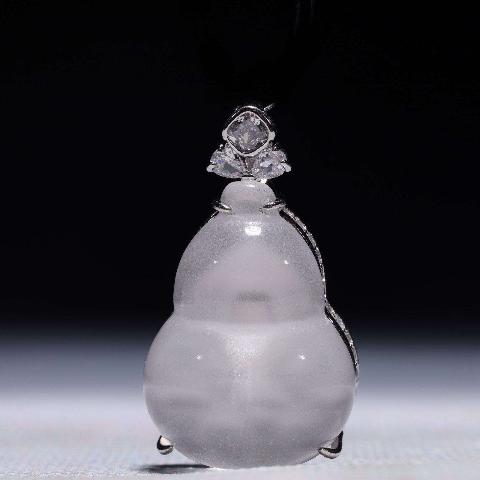 An Exquisite Gourd Pattern Pendant,Inlaid Gems: An Exquisite Gourd Pattern Pendant,Inlaid Gems,Size:0.8inx0.6inx1.4in,Weight:14.5g 一个精美的葫芦纹吊坠,镶宝石