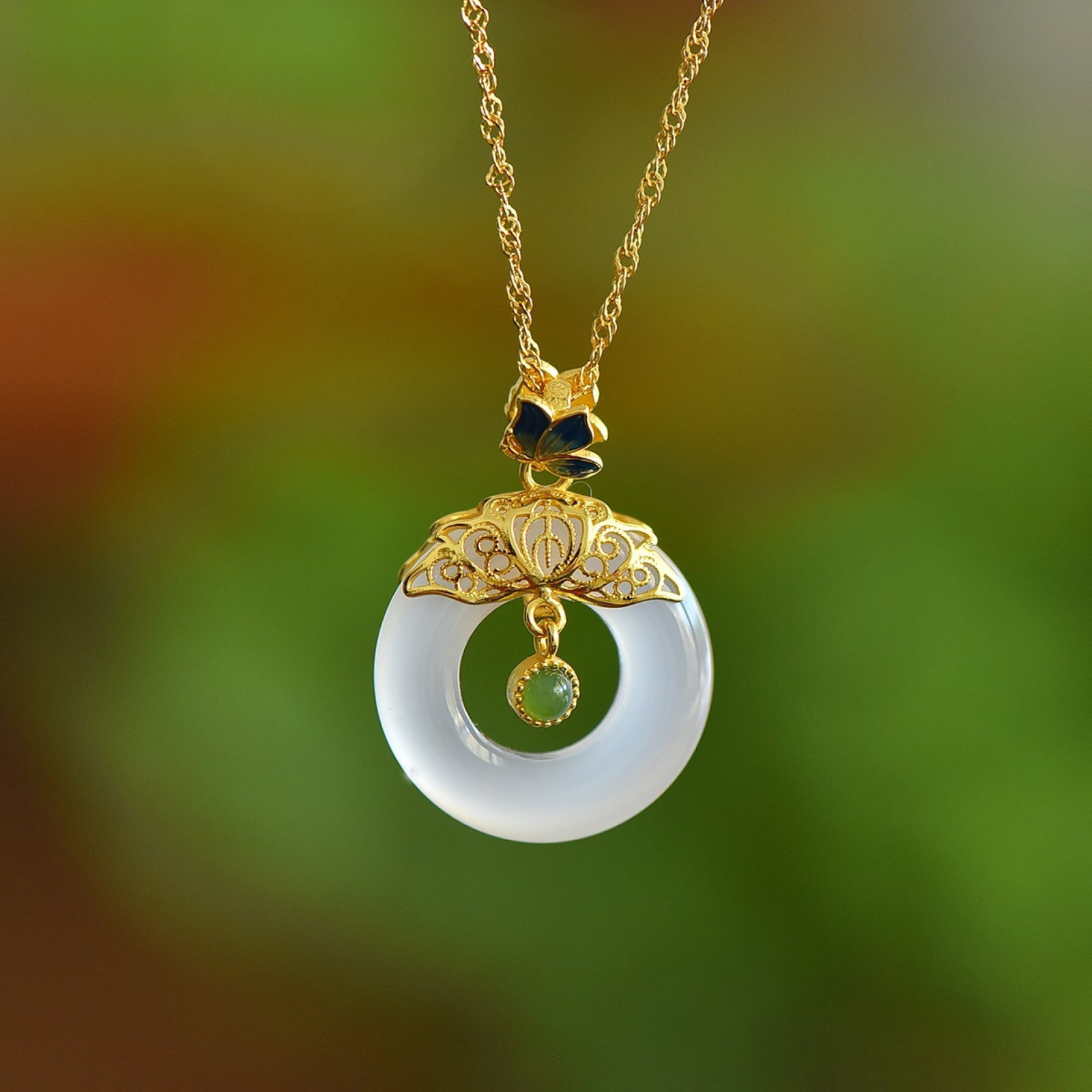 An Exquisite Sterling Silver-Gold Plated Inlaid White Agate Necklace: An Exquisite Sterling Silver-Gold Plated Inlaid White Agate Necklace,Size:0.7inx0.7in 纯银镀金镶白玛瑙项链