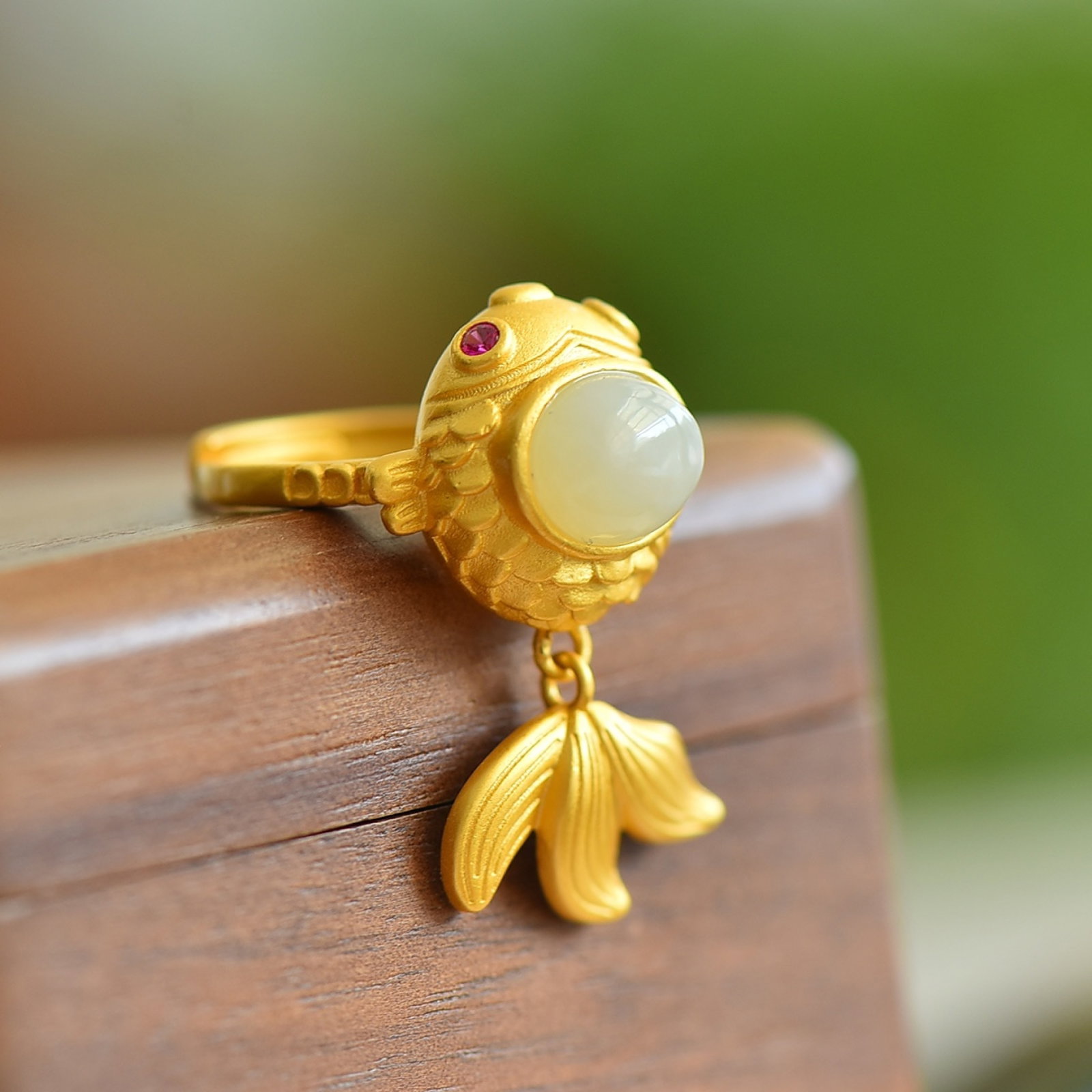 An Exquisite Sterling Silver-Gold Plated Inlaid White Jade Fish Ring,Inlaid Gems: An Exquisite Sterling Silver-Gold Plated Inlaid White Jade Fish Ring,Inlaid Gems,Size:0.3inx0.4in 纯银镀金镶白玉鱼戒指,嵌宝ĳ