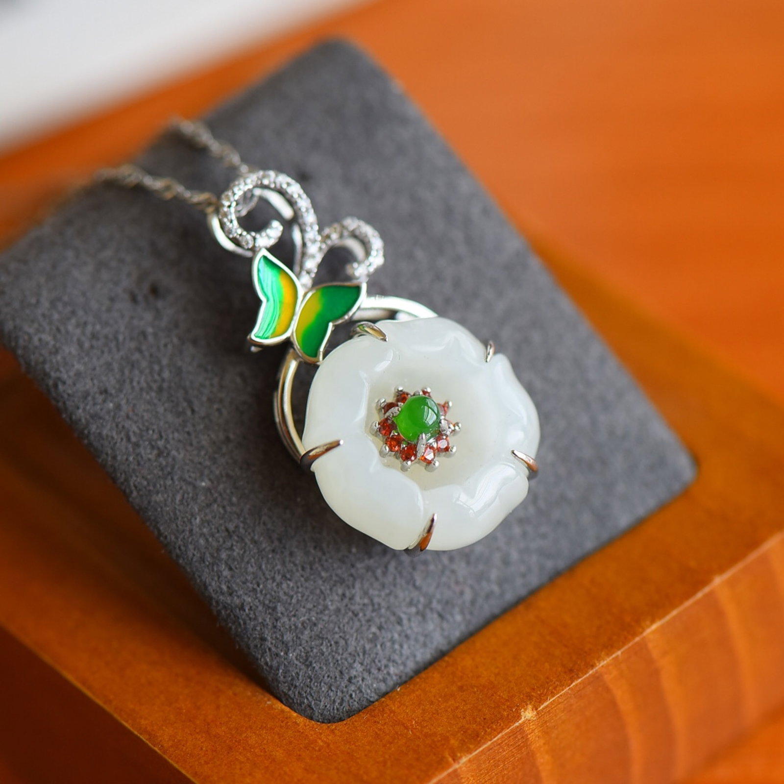 An Exquisite Sterling Silver Inlaid White Jade Enamel Pendant: An Exquisite Sterling Silver Inlaid White Jade Enamel Pendant,Size:0.7inx0.7in 纯银镶白玉珐琅吊坠