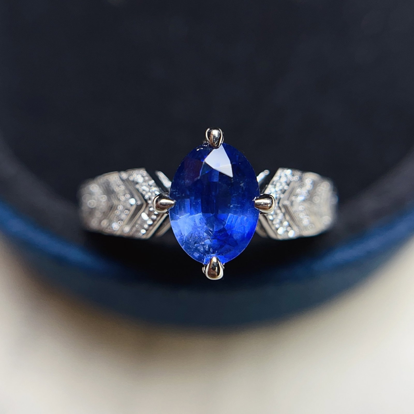 A Exquisite 18k Gold Inlaid 1.65ct Natural Sapphire Ring,Inlaid Diamond: A Exquisite 18k Gold Inlaid 1.65ct Natural Sapphire Ring,Inlaid Diamond,Total Weight:3.64g 18k金镶 1.65ct 天然蓝宝石戒指,嵌钻石