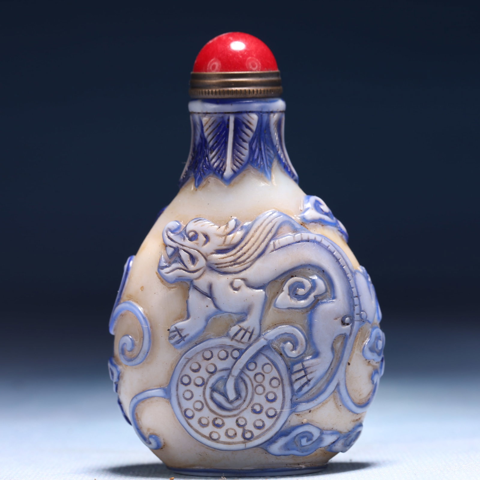 An Exquisite Glass Auspicious Beast Pattern Snuff Bottle: An Exquisite Glass Auspicious Beast Pattern Snuff Bottle,Qing Dynasty,China,Qianlong Four-character Mark,Size:2.4inx1.2inx3.3in,Weight:63g 琉璃瑞兽纹鼻烟ã
