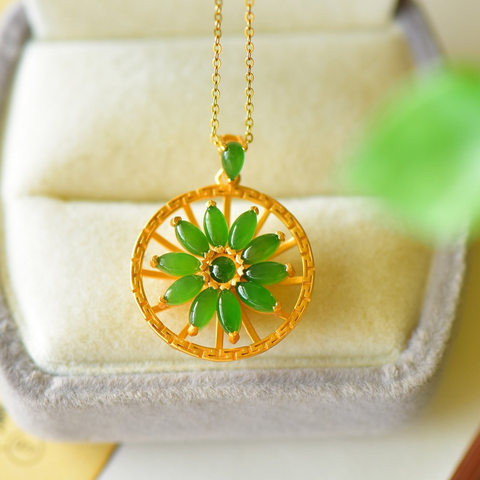 An Exquisite Sterling Silver-Gold Plated Inlaid Jasper Necklace: An Exquisite Sterling Silver-Gold Plated Inlaid Jasper Necklace,Size:0.9inx1.2in 纯银镀金镶碧玉项链