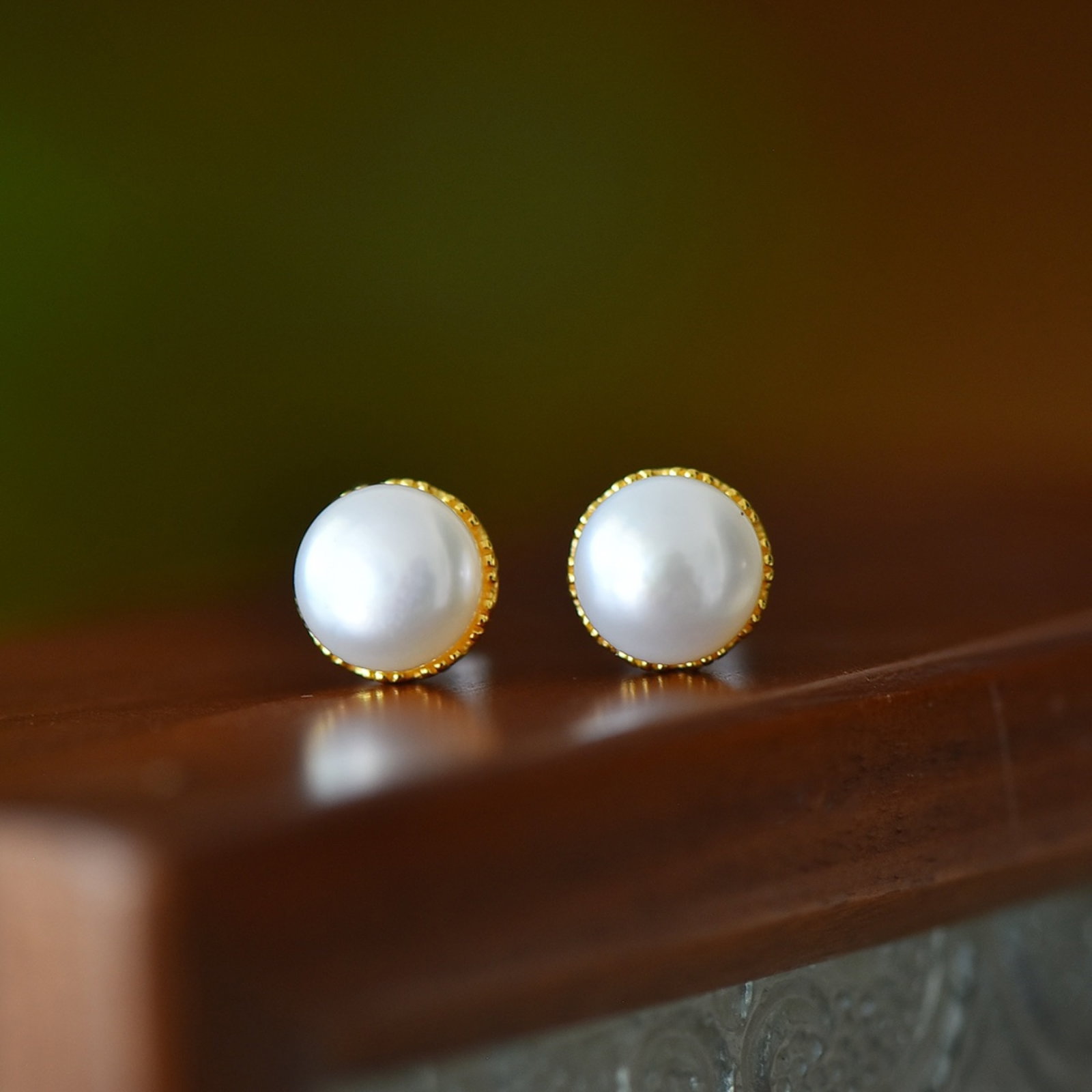 A Pair of Exquisite Sterling Silver-Gold Plated Inlaid Pearl Earrings: A Pair of Exquisite Sterling Silver-Gold Plated Inlaid Pearl Earrings,Size:0.3inx0.3in 一对纯银镀金镶珍珠耳环