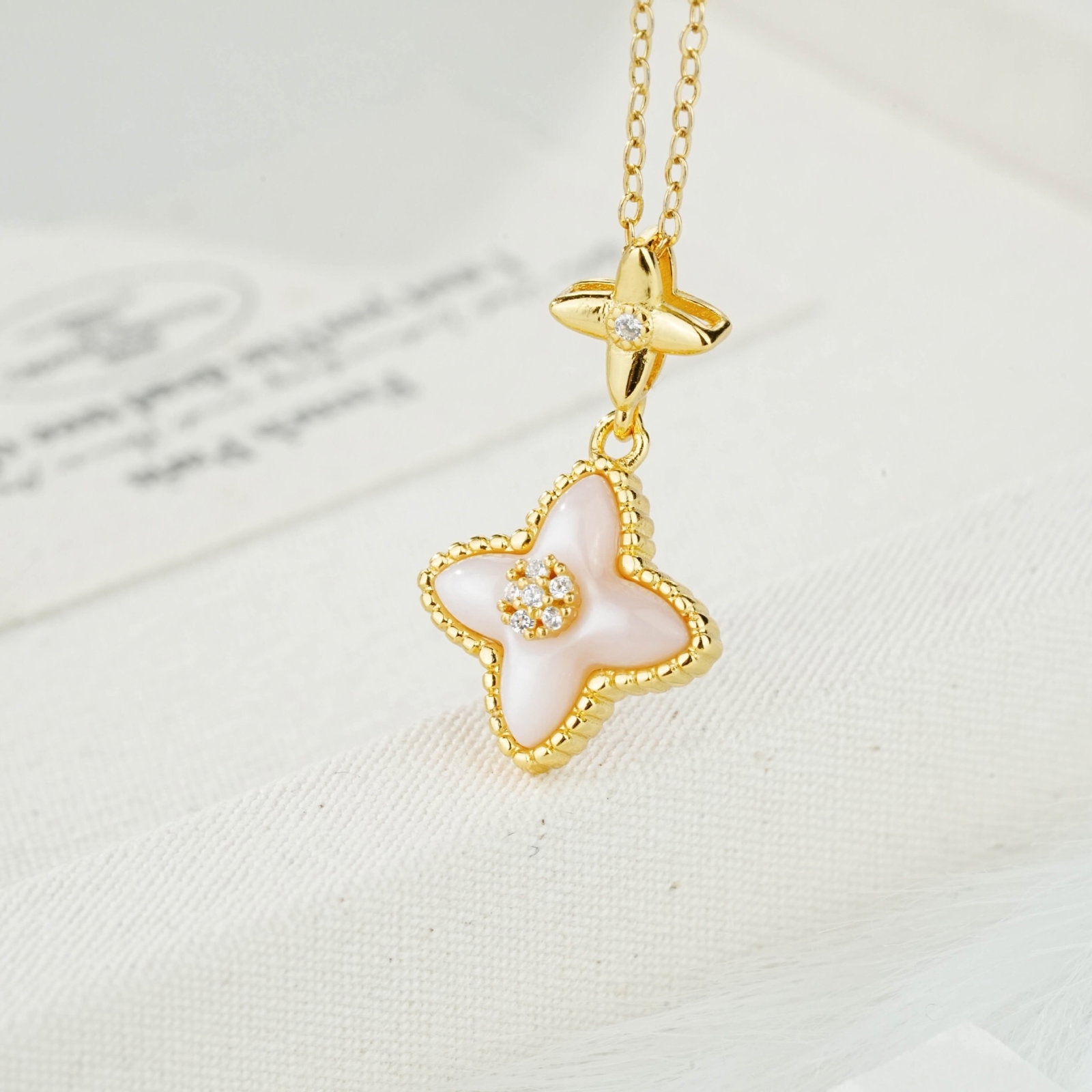 An Exquisite Sterling Silver-Gold Plated Inlaid Shell Pendant,Inlaid Diamond: An Exquisite Sterling Silver-Gold Plated Inlaid Shell Pendant,Inlaid Diamond,Size:0.9inx0.4inx0.2in,Weight:1.86g 纯银镀金镶贝壳吊坠,嵌ໟ