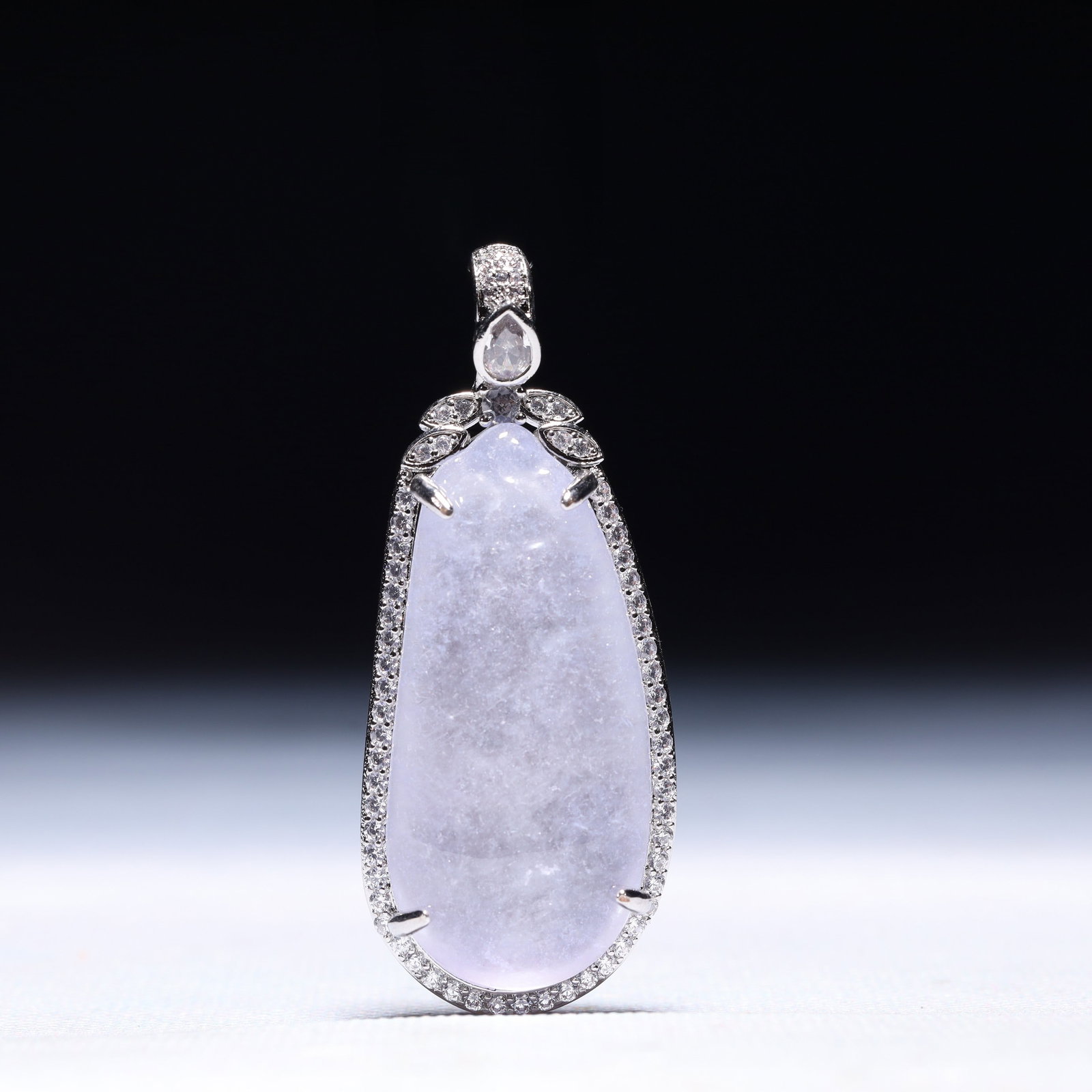 An Exquisite Pendant,Inlaid Gems: An Exquisite Pendant,Inlaid Gems,Size:1inx0.4inx2.4in,Weight:22.9g 一个精美的吊坠,镶宝石