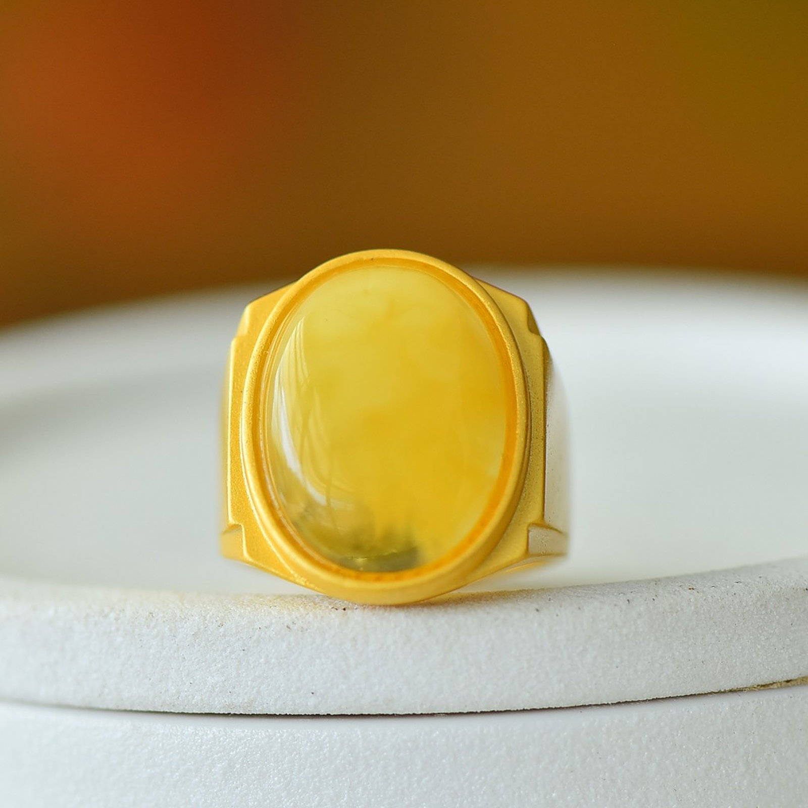 An Exquisite Sterling Silver-Gold Plated Inlaid Amber Ring: An Exquisite Sterling Silver-Gold Plated Inlaid Amber Ring 纯银镀金镶琥珀戒指