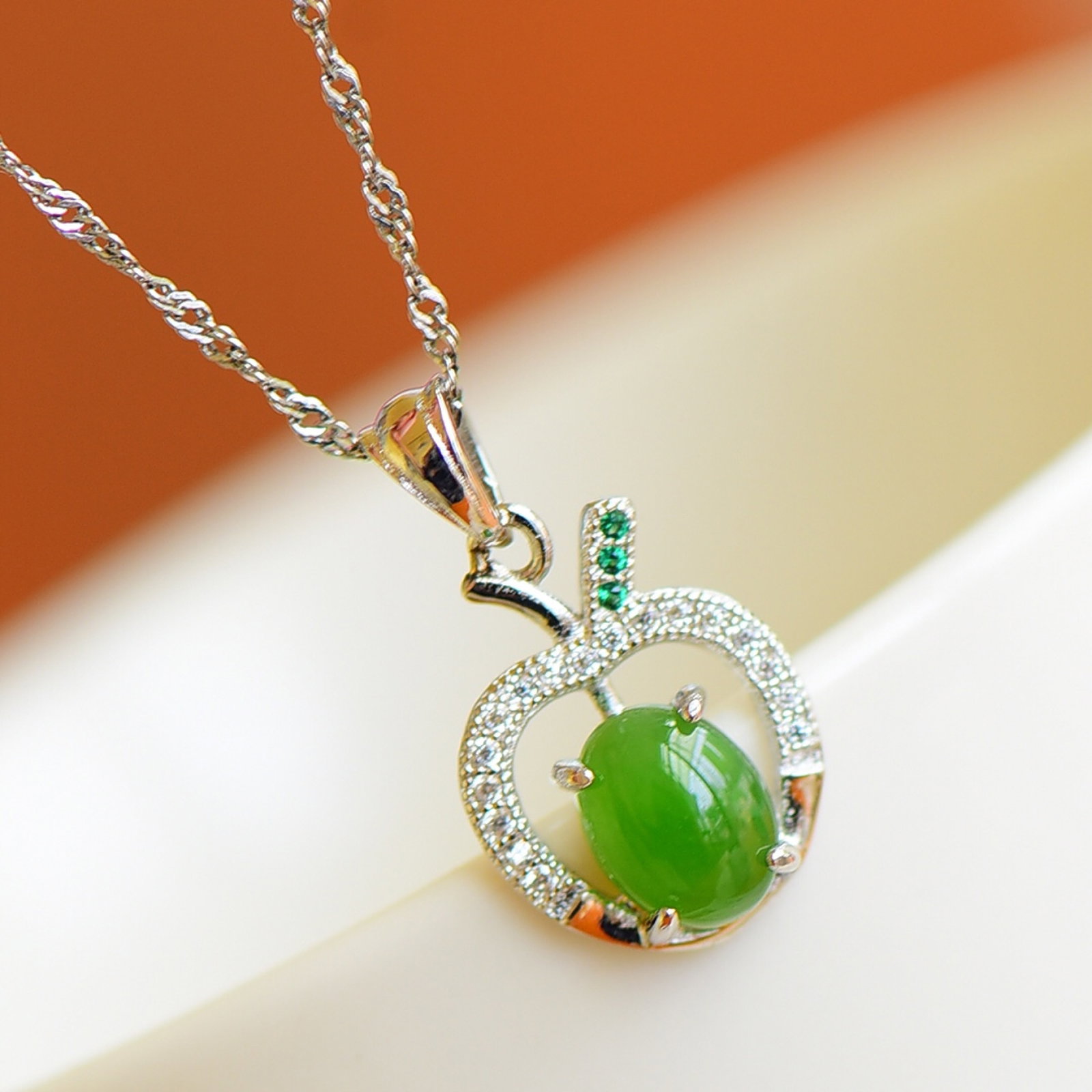 An Exquisite Sterling Silver Inlaid Jasper Pendant,Inlaid Diamond: An Exquisite Sterling Silver Inlaid Jasper Pendant,Inlaid Diamond,Size:0.2inx0.3in 纯银镶碧玉项链,嵌钻石