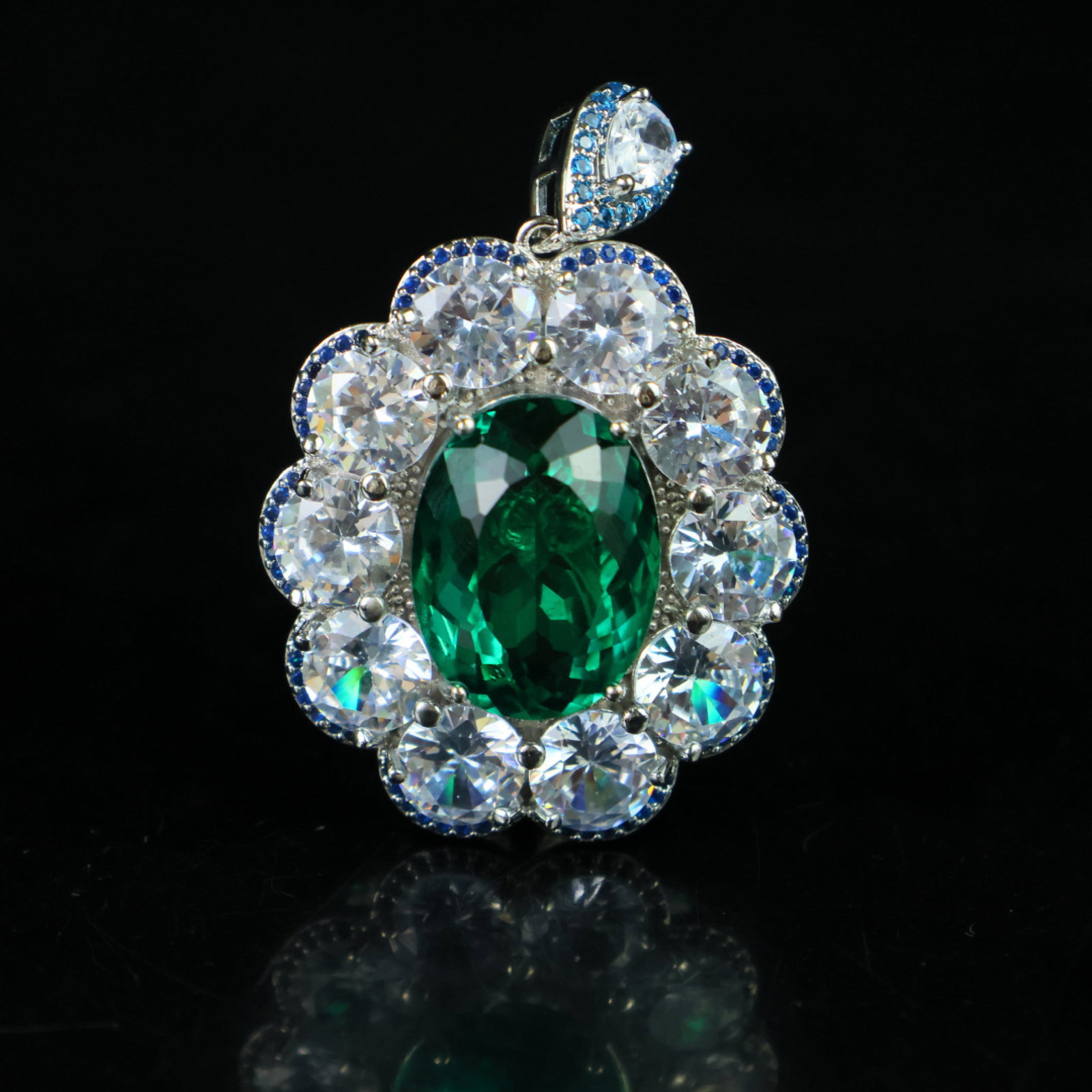 An Exquisite Pendant: An Exquisite Pendant,Size:0.8inx0.6in 一个精美的吊坠