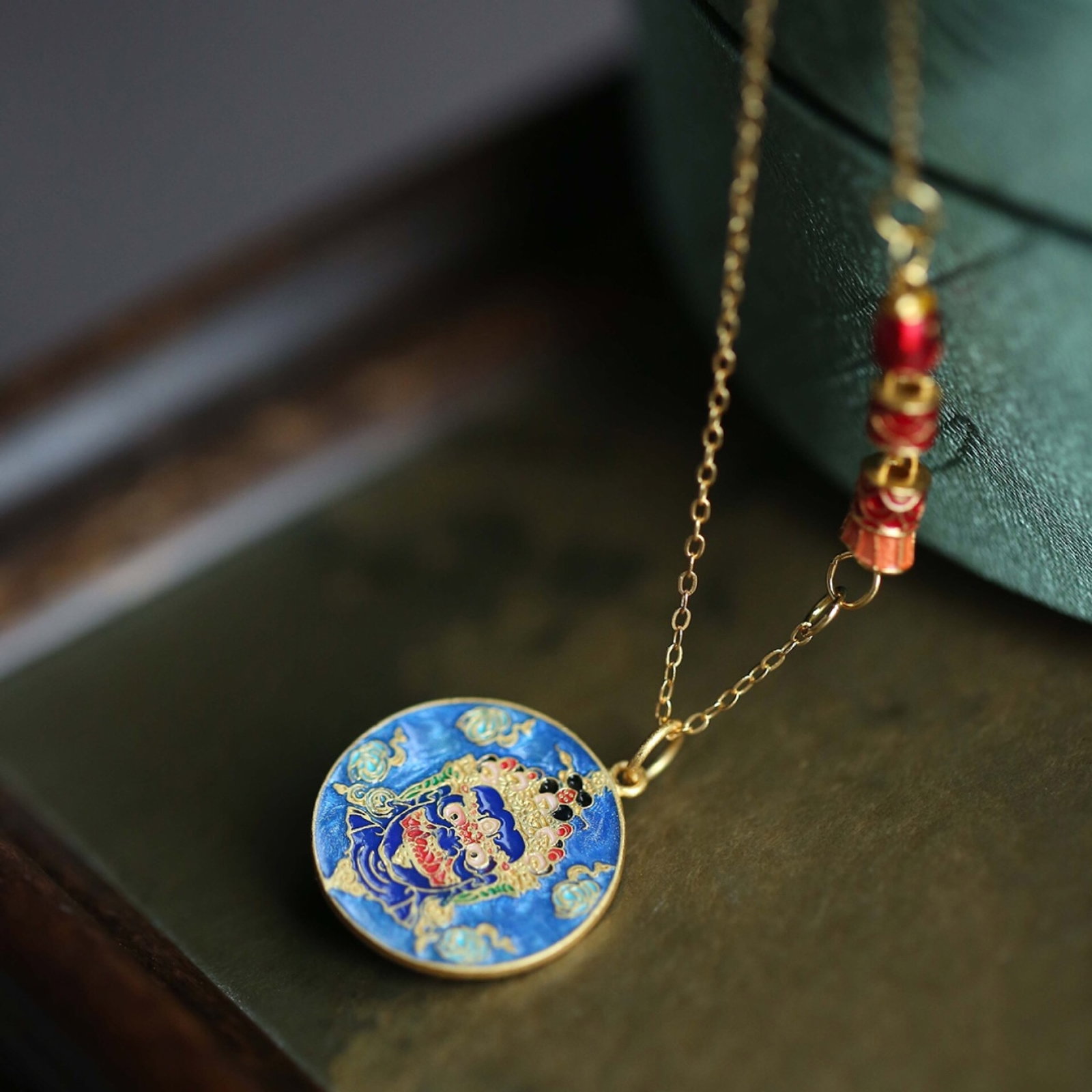 An Exquisite Sterling Silver-Gold Plated Inlaid Agate Enamel Pendant: An Exquisite Sterling Silver-Gold Plated Inlaid Agate Enamel Pendant 纯银镀金镶玛瑙珐琅吊坠