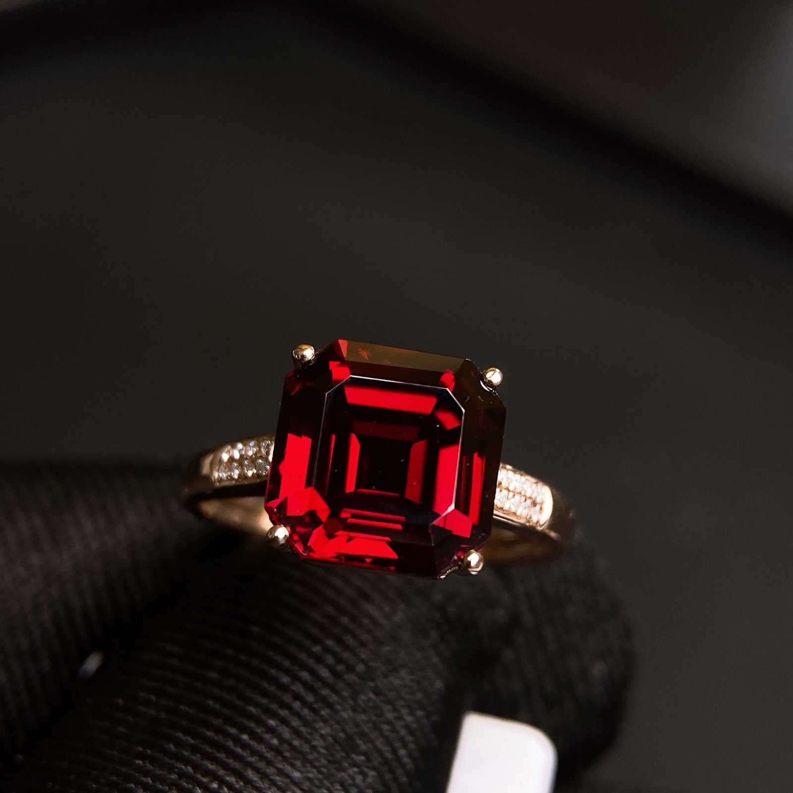 6Ctw Natural Garnet Ring: 6Ctw Natural Garnet Ring,Size:0.4inx0.4in 6Ctw天然石榴石戒指