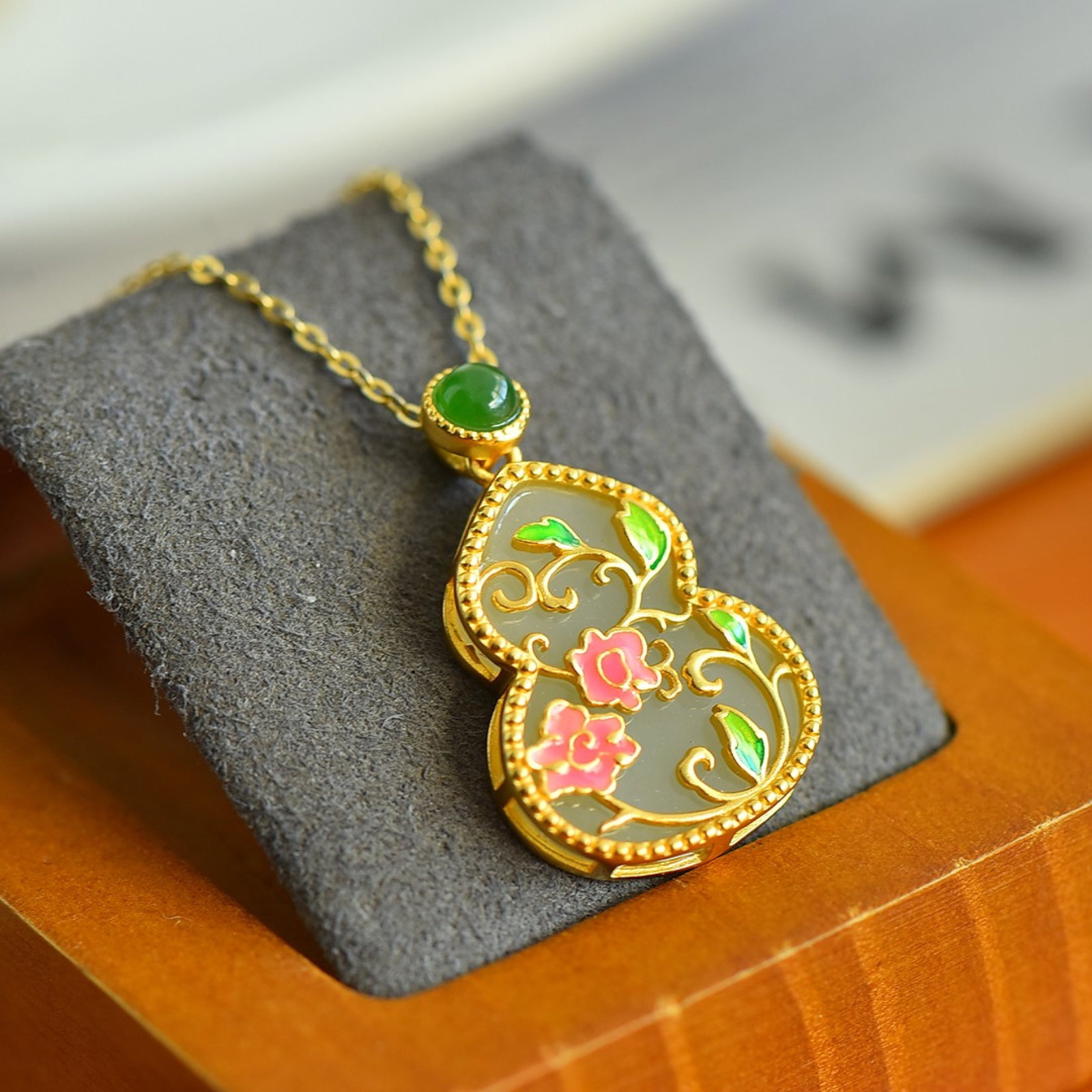 An Exquisite Sterling Silver-Gold Plated Inlaid White Jade Gourd-Shaped Pendant: An Exquisite Sterling Silver-Gold Plated Inlaid White Jade Gourd-Shaped Pendant , Size :0.8inx0.6in