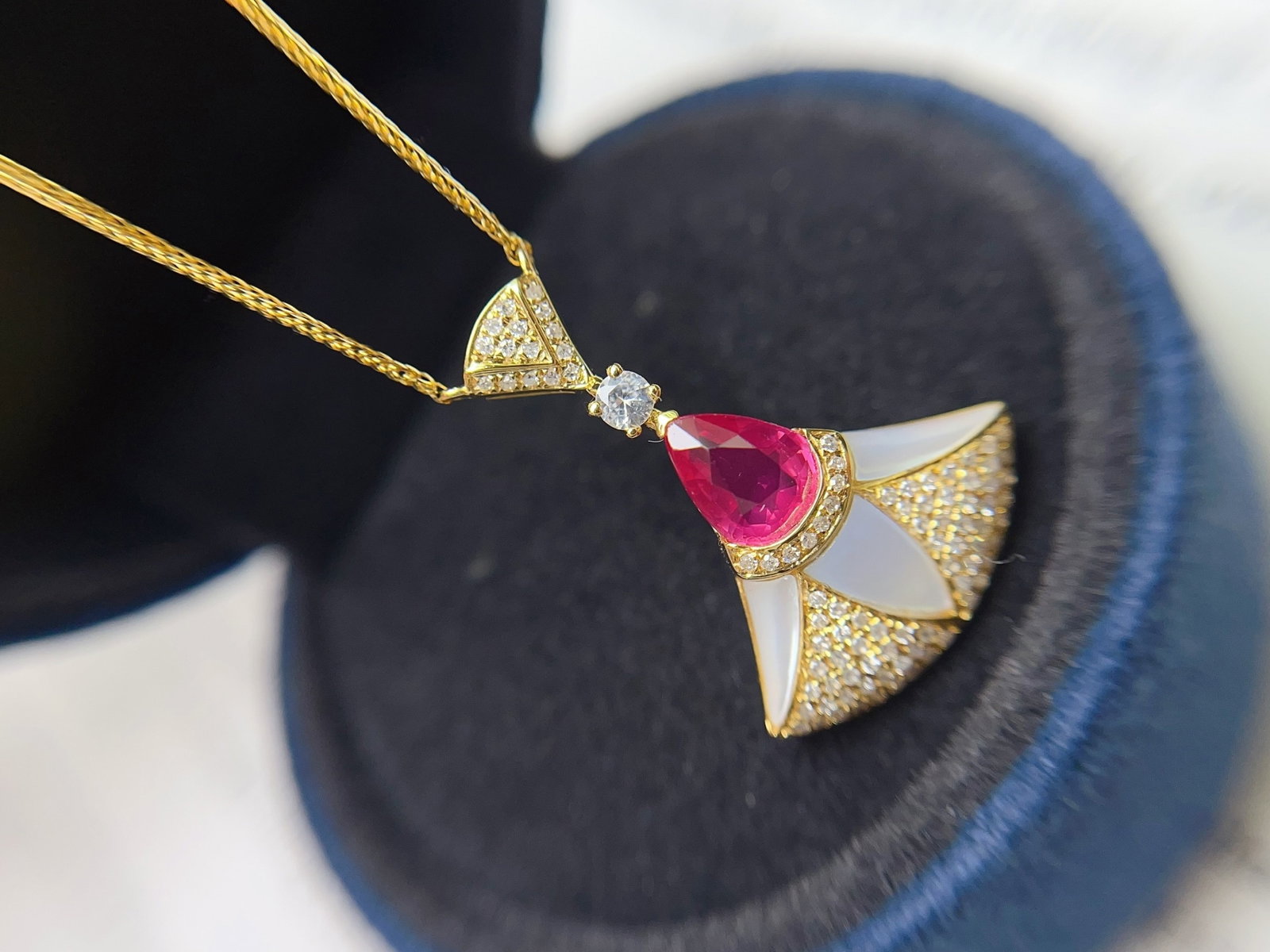 A Exquisite 18k Gold Inlaid 1.03ct Natural Ruby Pendant,Inlaid Diamond: A Exquisite 18k Gold Inlaid 1.03ct Natural Ruby Pendant,Inlaid Diamond,Total Weight:3.11g 18k金镶 1.03ct 天然红宝石吊坠,嵌钻石