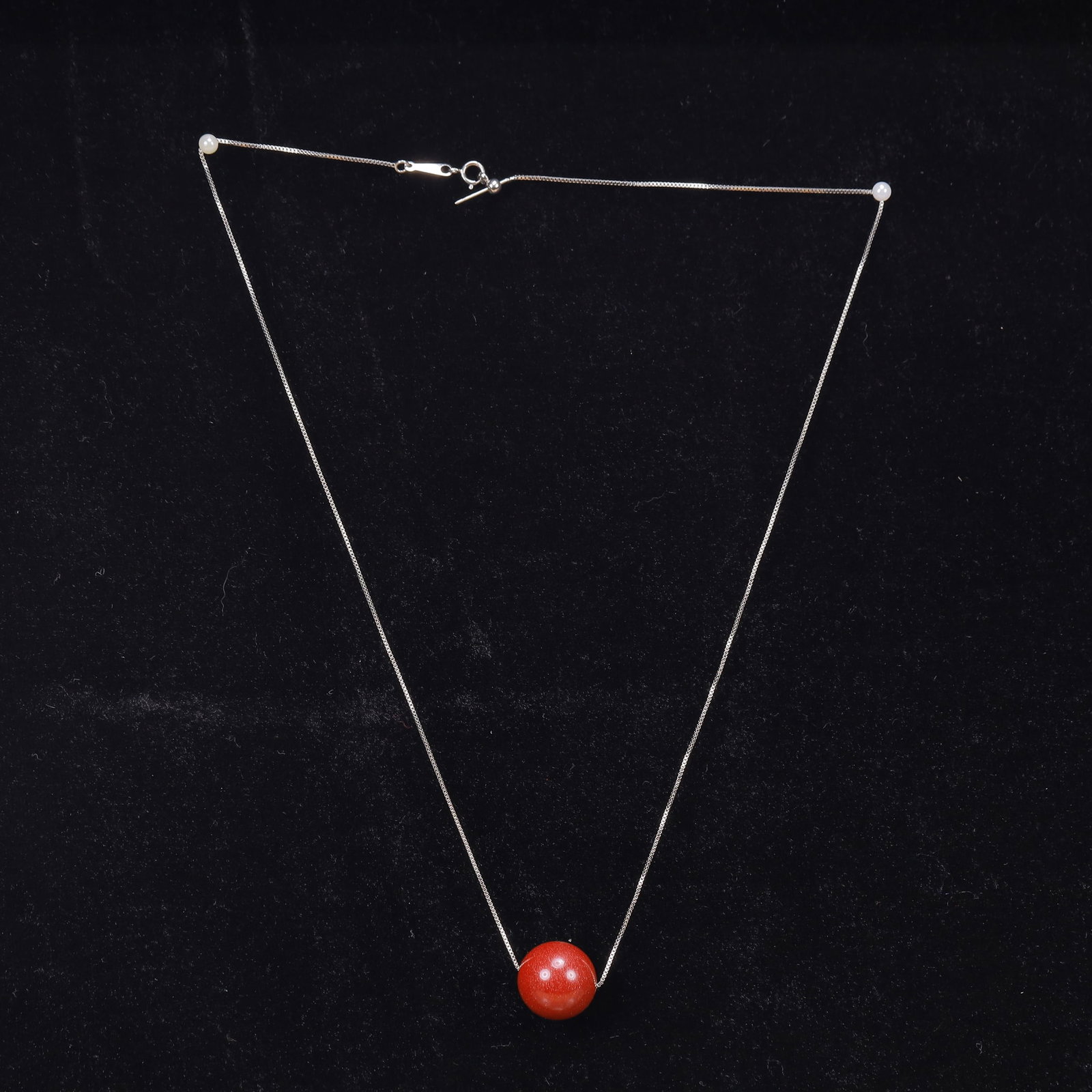 An Exquisite Cinnabar Necklace: An Exquisite Cinnabar Necklace, Size:0.6in, Weight:9g 朱砂项链