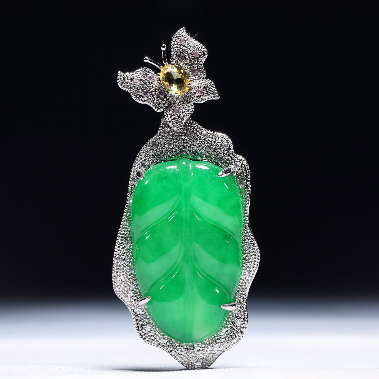 An Exquisite Leaf Pattern Pendant,Inlaid Gems: An Exquisite Leaf Pattern Pendant,Inlaid Gems,Size:1.6inx0.4inx3.3in,Weight:47.3g 一个精美的树叶纹吊坠,镶宝石