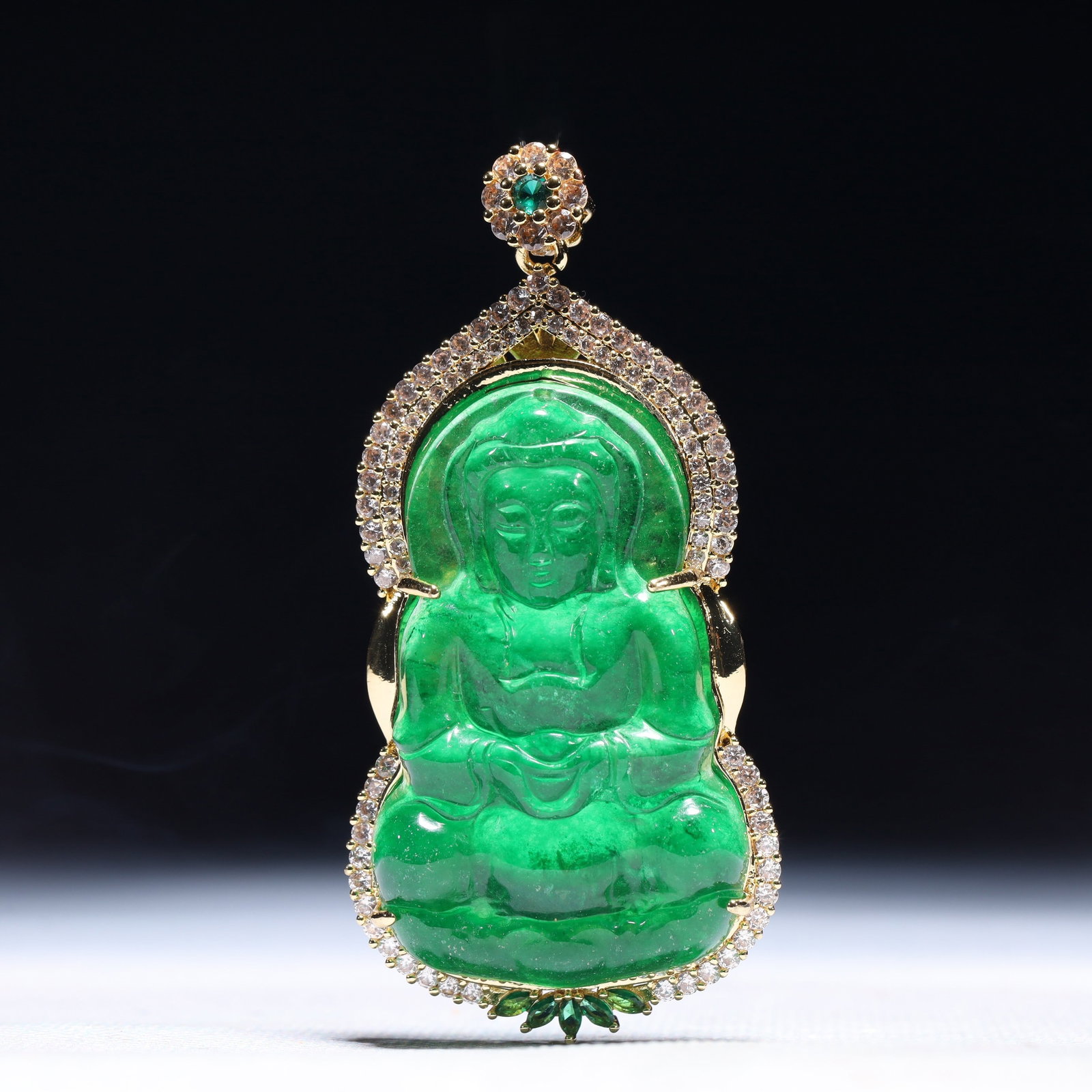 An Exquisite Statue of Avalokitesvara Pendant,Inlaid Gems: An Exquisite Statue of Avalokitesvara Pendant,Inlaid Gems,Size:1.4inx0.4inx3in,Weight:36.4g 一个精美的观音像吊坠,镶宝石
