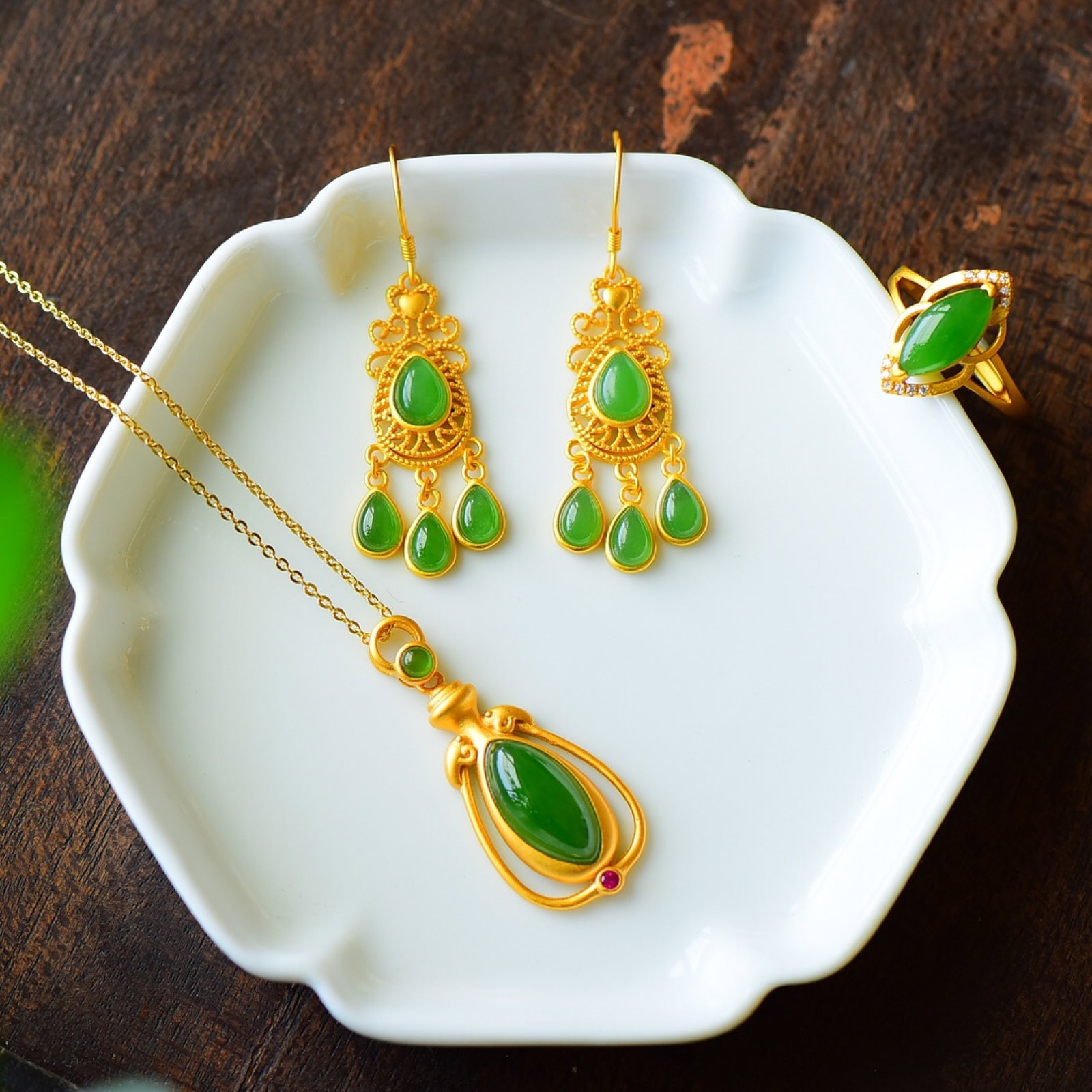 A Set of Fine Sterling Silver-Gold Plated Inlaid Jasper Jewelry: A Set of Fine Sterling Silver-Gold Plated Inlaid Jasper Jewelry,Size:(Necklace)0.6inx1.4in,(Ring)0.4inx0.7in,(Earring)0.6inx1.8in 一套纯银镀金镶碧஍