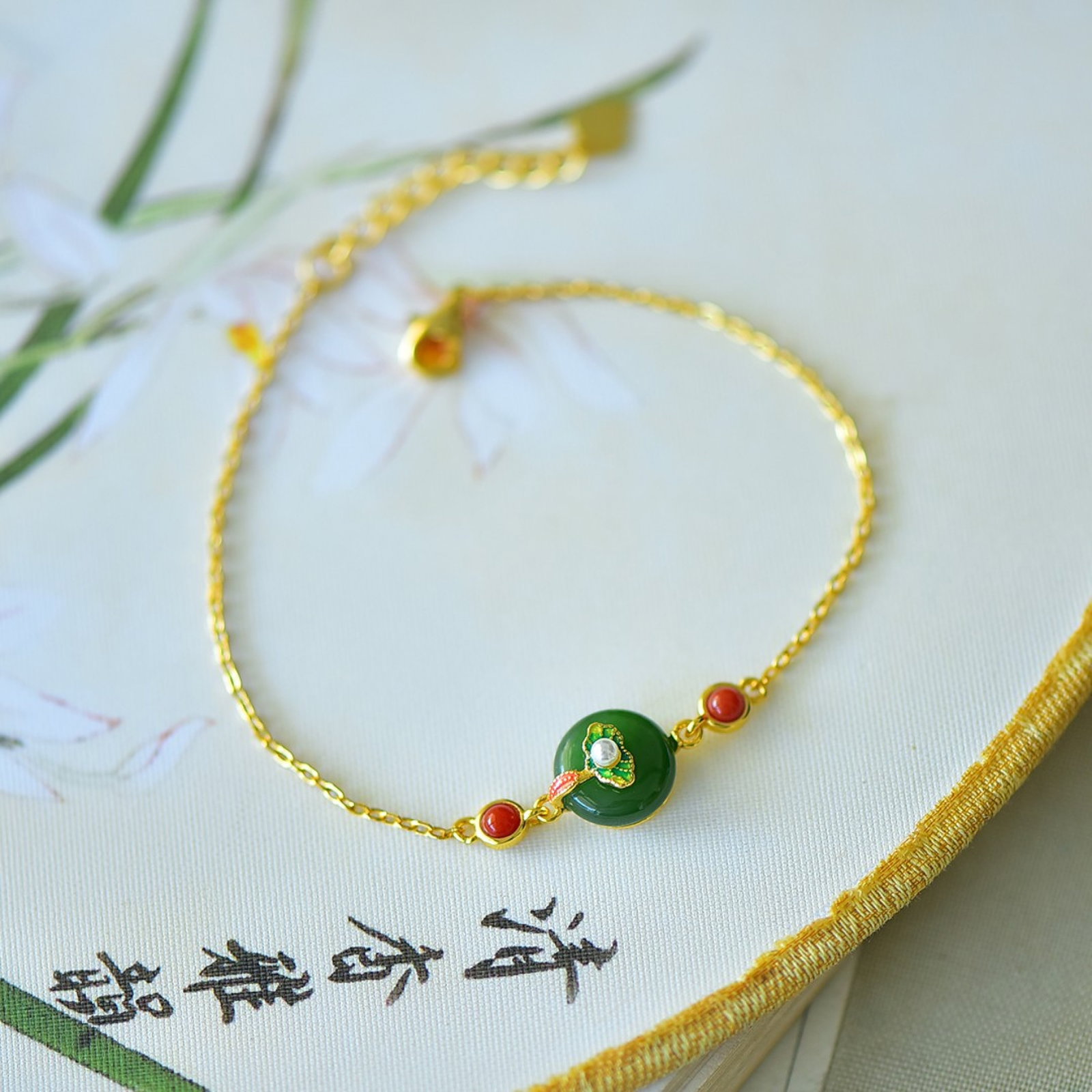 An Exquisite Sterling Silver-Gold Plated Inlaid Jasper Enamel Bracelet: An Exquisite Sterling Silver-Gold Plated Inlaid Jasper Enamel Bracelet,Size:0.4inx0.4in 纯银镀金镶碧玉珐琅手链