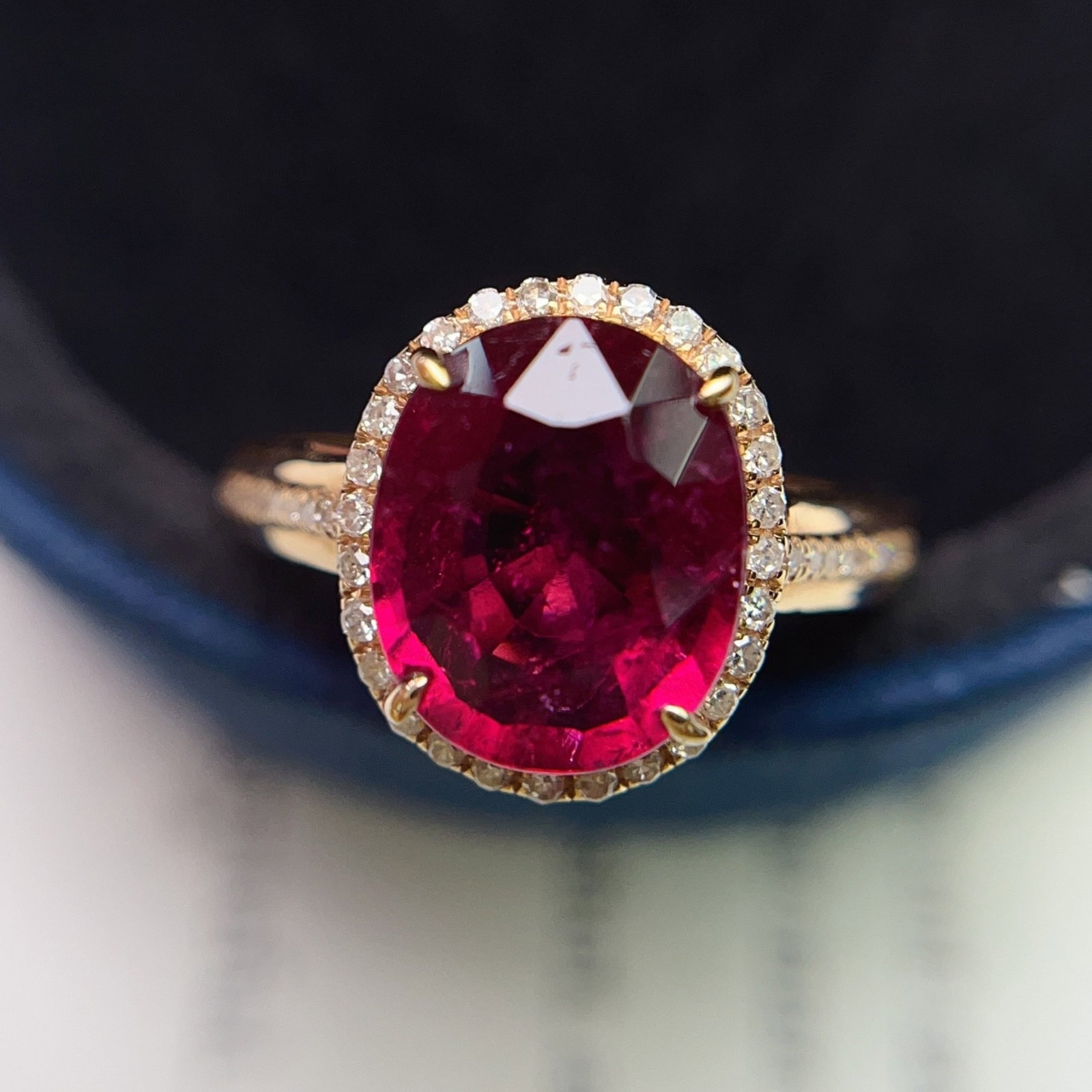 A Exquisite 18k Gold Inlaid 2.65ct Natural Tourmaline Ring,Inlaid Diamond: A Exquisite 18k Gold Inlaid 2.65ct Natural Tourmaline Ring,Inlaid Diamond,Total Weight:2.75g 18k金镶 2.65ct 天然碧玺戒指,嵌钻石