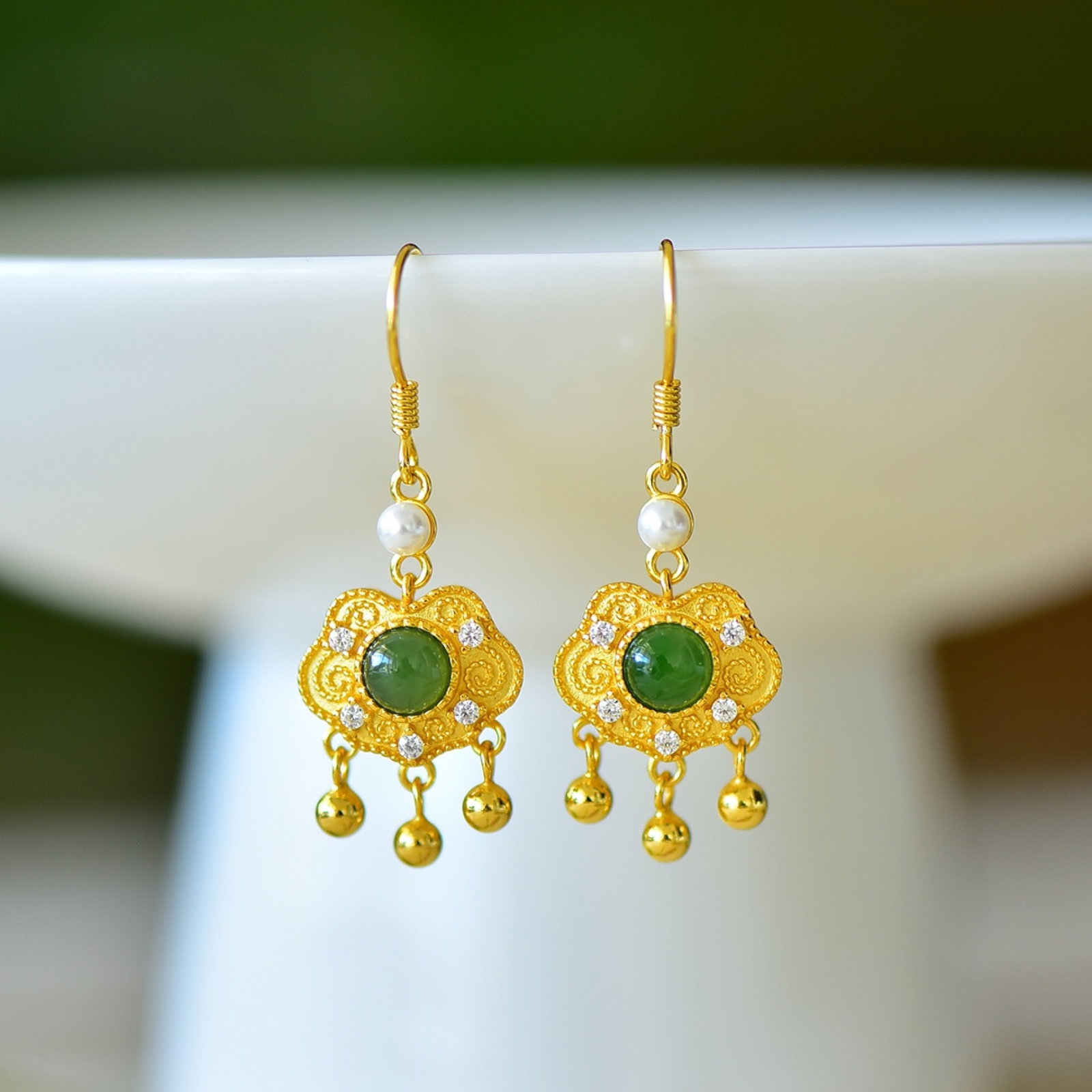 A Pair of Exquisite Sterling Silver-Gold Plated Inlaid Jasper Earrings,Inlaid Diamond: A Pair of Exquisite Sterling Silver-Gold Plated Inlaid Jasper Earrings,Inlaid Diamond,Size:0.2inx0.2in 一对纯银镀金镶碧玉耳环,嵌