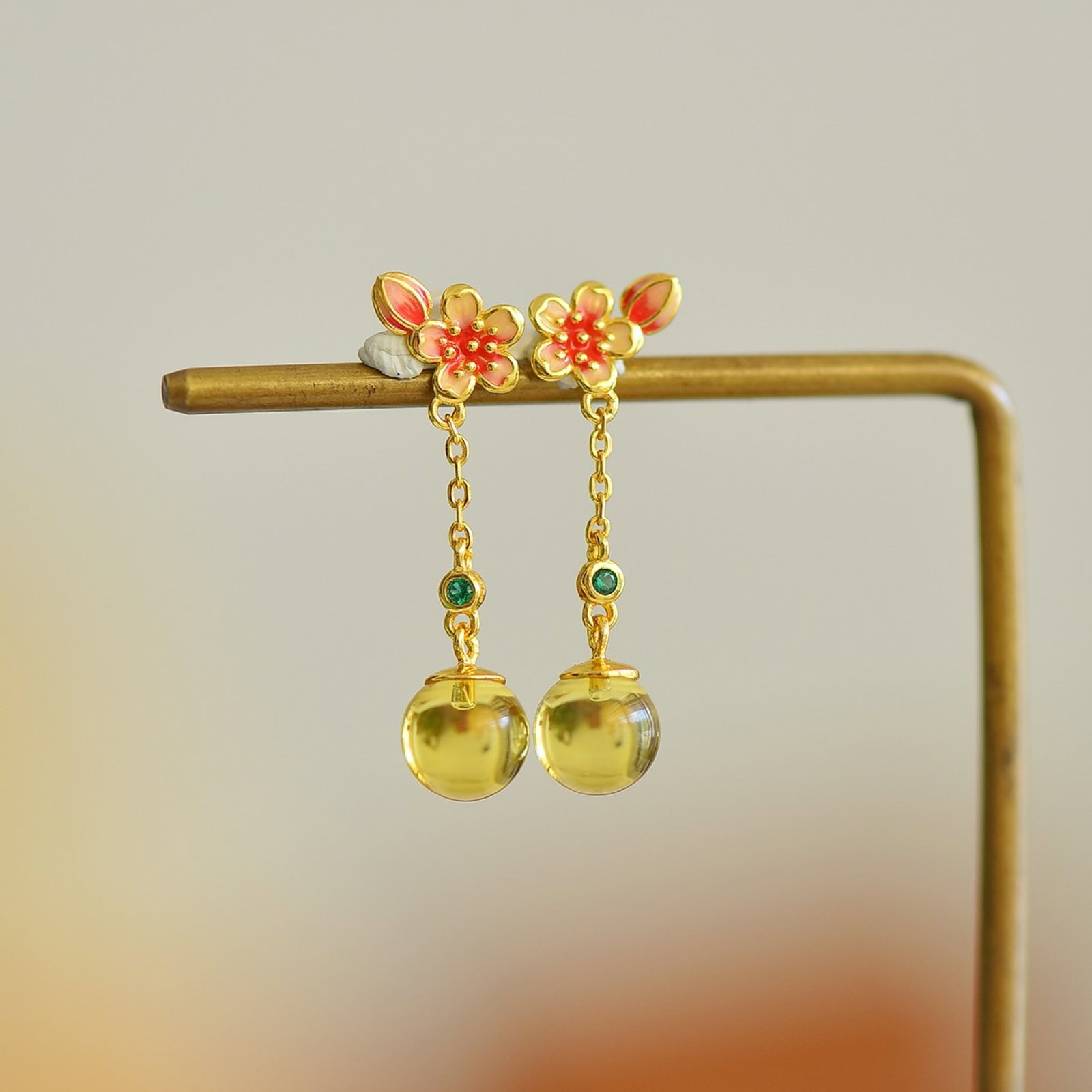 A Pair of Exquisite Sterling Silver-Gold Plated Inlaid Amber Earrings: A Pair of Exquisite Sterling Silver-Gold Plated Inlaid Amber Earrings,Size:0.3inx0.3in 一对纯银镀金镶琥珀耳环