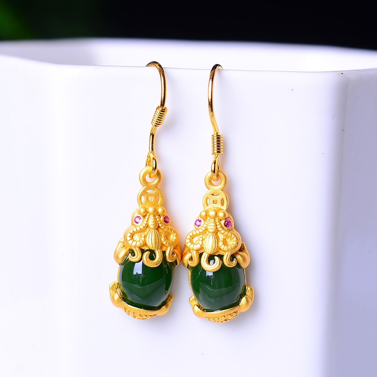 A Pair of Exquisite Sterling Silver-Gold Plated Inlaid Jasper Earrings: A Pair of Exquisite Sterling Silver-Gold Plated Inlaid Jasper Earrings,Size:0.3inx0.4in 一对纯银镀金镶碧玉耳环