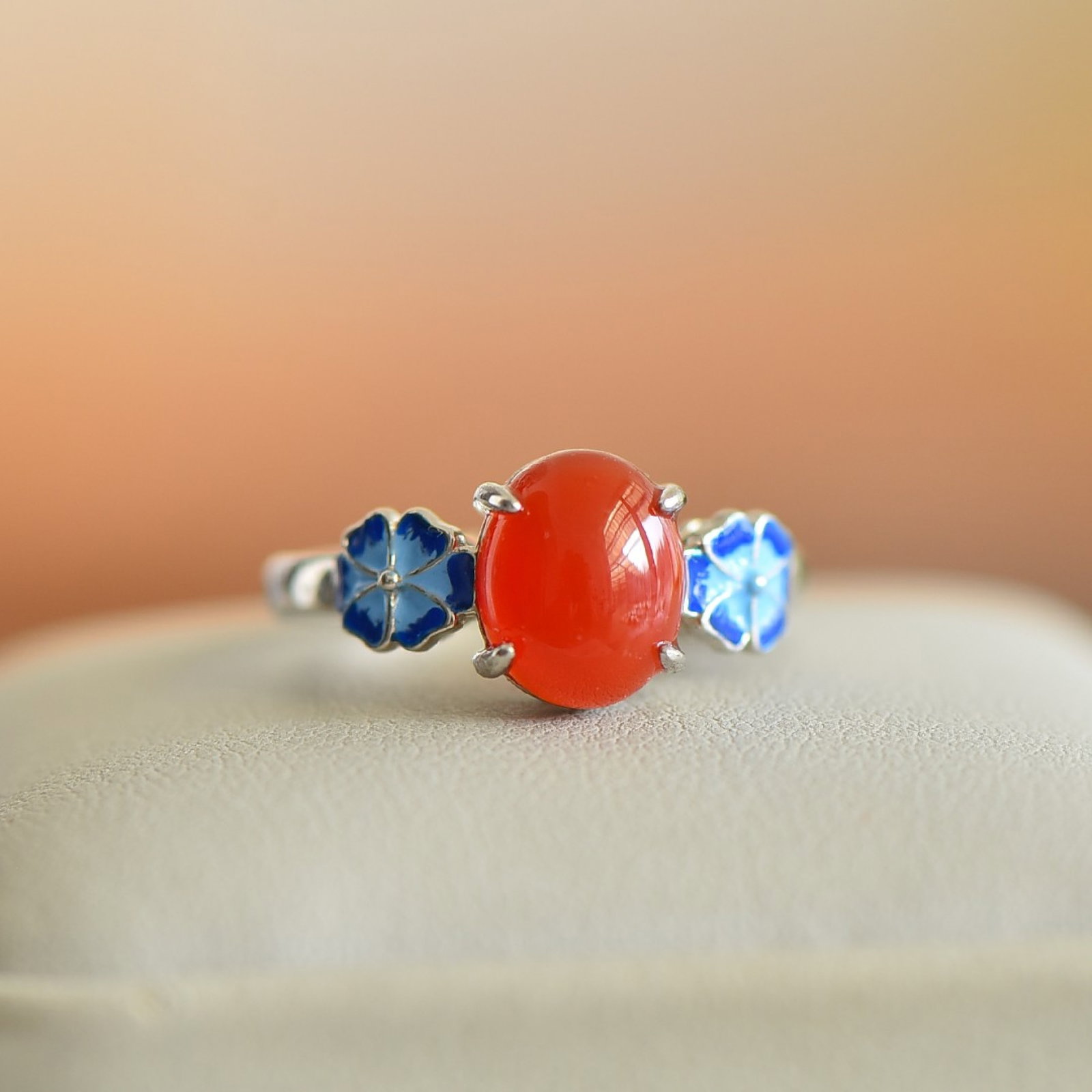 An Exquisite Sterling Silver Inlaid Agate Ring: An Exquisite Sterling Silver Inlaid Agate Ring,Size:0.3inx0.4in 纯银镶玛瑙戒指