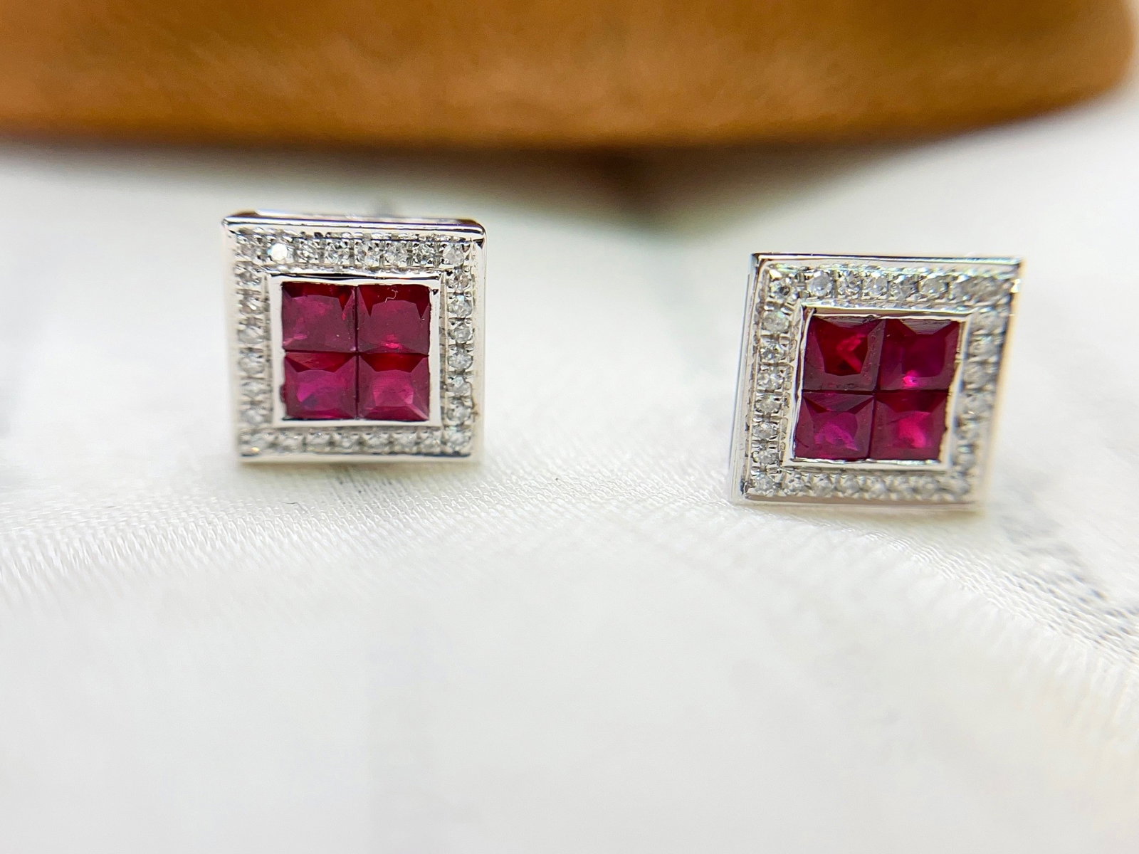 A Pair of Exquisite 18k Gold Inlaid 1.00ct Natural Ruby Earrings,Inlaid Diamond: A Pair of Exquisite 18k Gold Inlaid 1.00ct Natural Ruby Earrings,Inlaid Diamond,Total Weight:1.35g 一对18k金镶 1.00ct