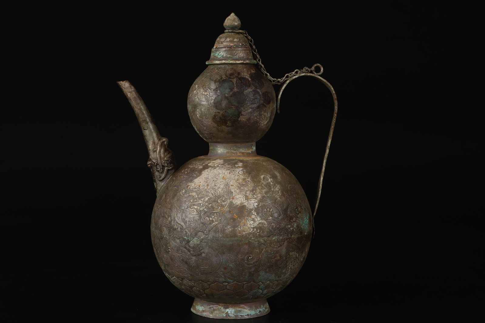 An Exquisite Silver Auspicious Beast Pattern Gourd-Shaped Flagon: An Exquisite Silver Auspicious Beast Pattern Gourd-Shaped Flagon,Tang Dynasty,China,Zhenguan Four-character Mark,Size:7.9inx5.5in,Weight:351g银瑞兽纹葫芦形