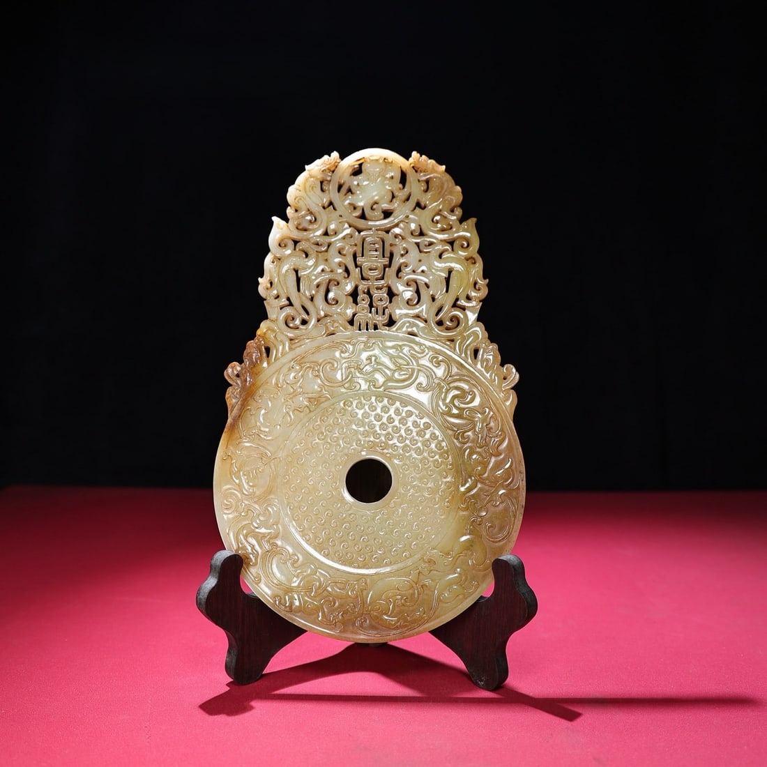 An Exquisite White Jade Dragon Pattern Ornament: An Exquisite White Jade Dragon Pattern Ornament,Qing Dynasty,China,Size:10.7inx6.3inx0.2in,Weight:487g白玉龙纹摆件,中国清代,Size:27.1cmx16.1