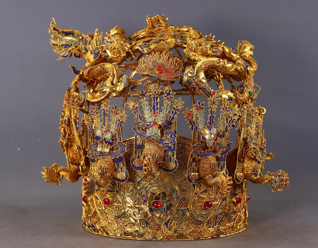 An Exquisite Filigree and Gilding Inlaid Gems Dragon and Phoenix Pattern Headdress: An Exquisite Filigree and Gilding Inlaid Gems Dragon and Phoenix Pattern Headdress,Qing Dynasty,China,Qianlong Four-character Mark,Size:10.2inx11.4inx8.7in,Weight:1600g花丝鎏金