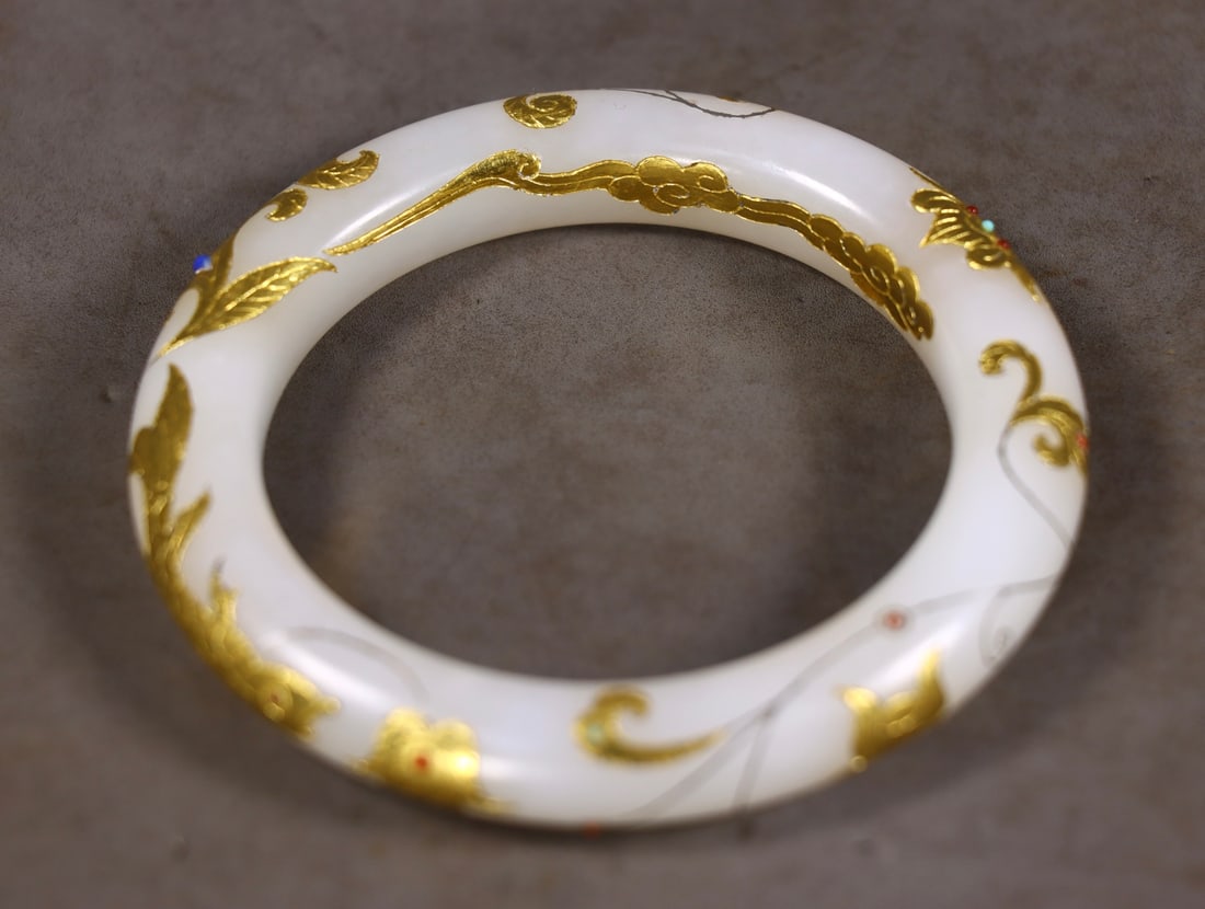 An Exquisite White Jade Cover with Gold Painted Silver Bracelets,Inlaid Gems: An Exquisite White Jade Cover with Gold Painted Silver Bracelets,Inlaid Gems,Qing Dynasty,China,With Mark,Size:0.4inx3inx2.2in,Weight:60g白玉包金描银手镯