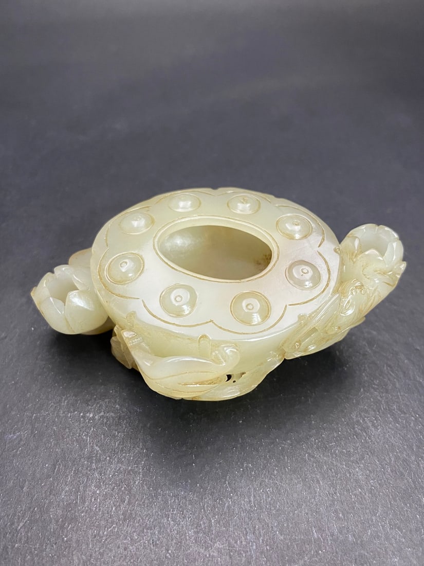 An Exquisite White Jade Lotus Pod-Shaped Brush Washer: An Exquisite White Jade Lotus Pod-Shaped Brush Washer,Qing Dynasty,China,Size:3.6inx2.2inx1.3in,Weight:106g白玉莲蓬形笔洗,中国清代,Siz