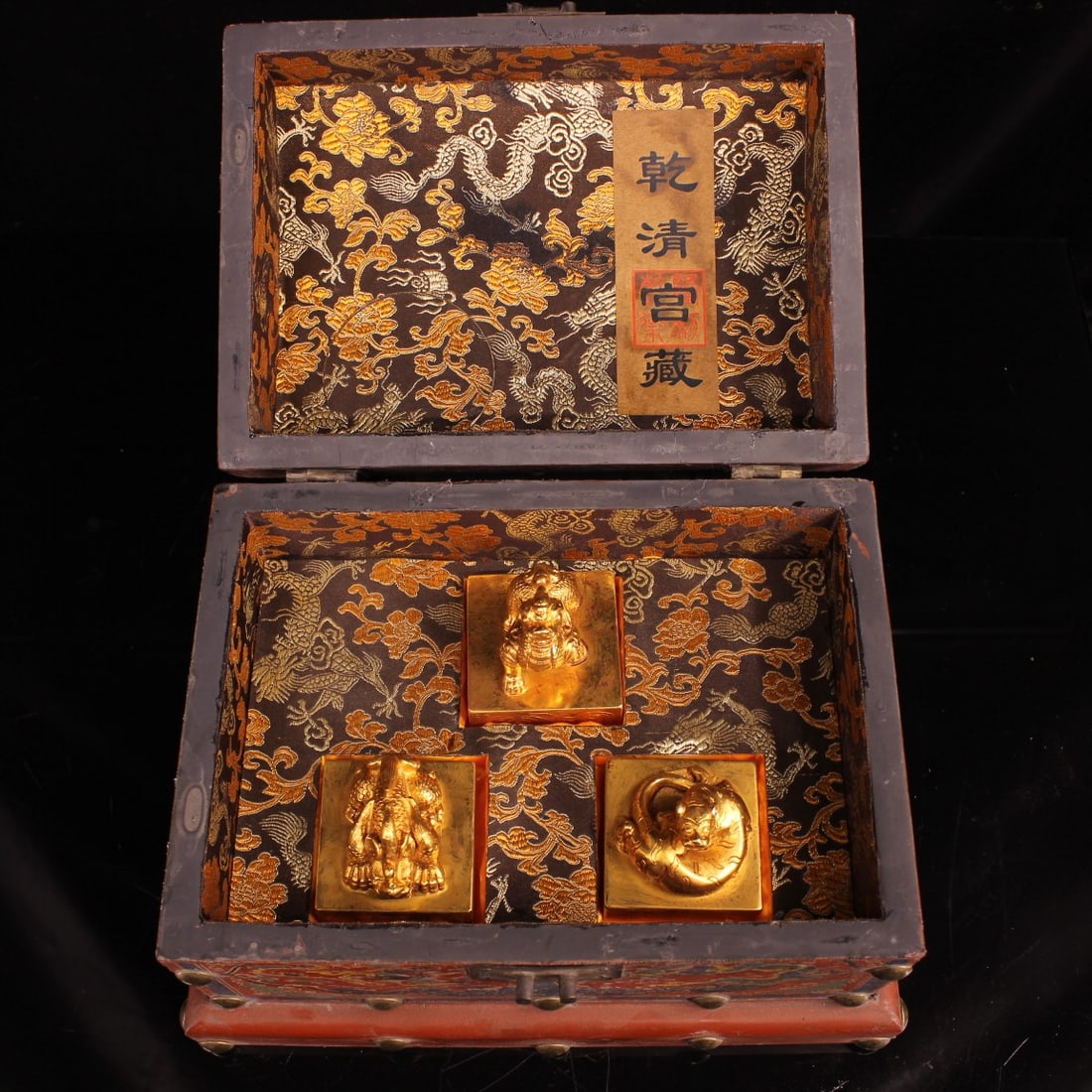 A Set of Fine Gilt Bronze Auspicious Beast Pattern Seals: A Set of Fine Gilt Bronze Auspicious Beast Pattern Seals,Qing Dynasty, China,Size:(Box)10.6inx7.9inx6.7in,(Seal)2.2inx2.6in,Total Weight:3500g一套铜鎏金瑞兽&#