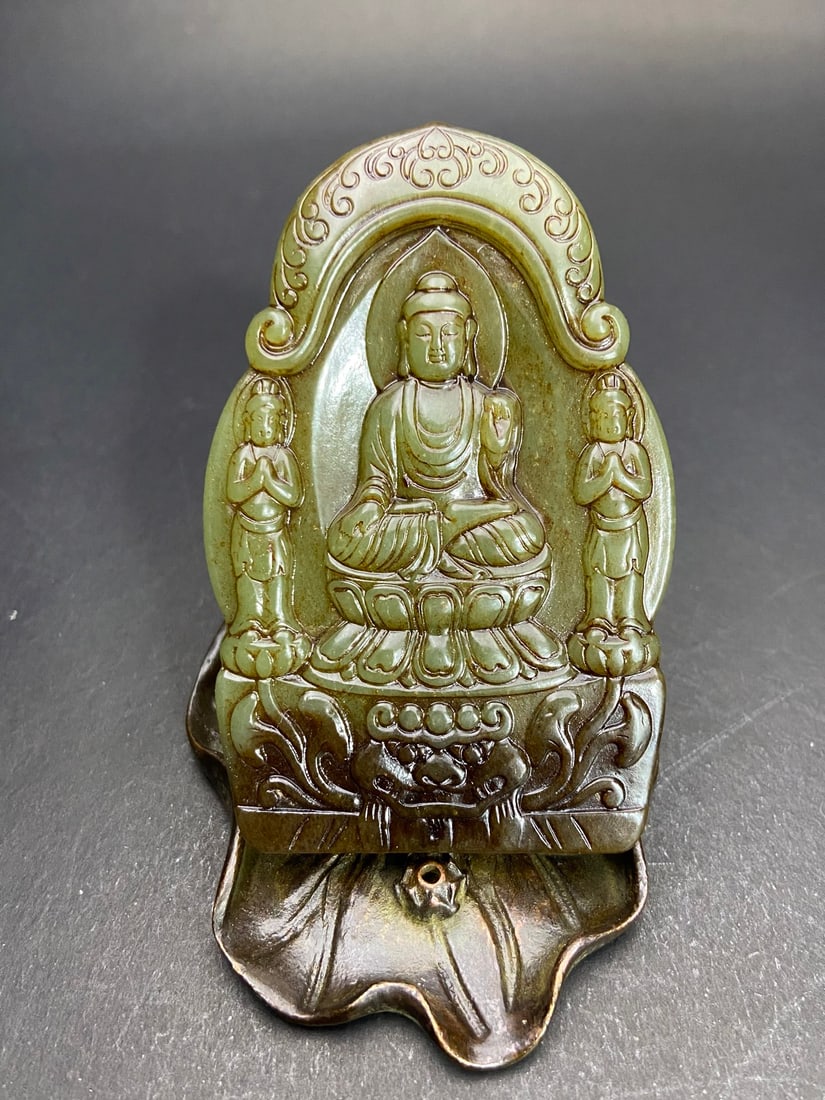 An Exquisite Yellow Jade Buddha Statue Pattern Pendant: An Exquisite Yellow Jade Buddha Statue Pattern Pendant,Qing Dynasty,China,Size:3.3inx2.2inx0.3in,Weight:70g黄玉佛像纹挂件,中国清代,Siz