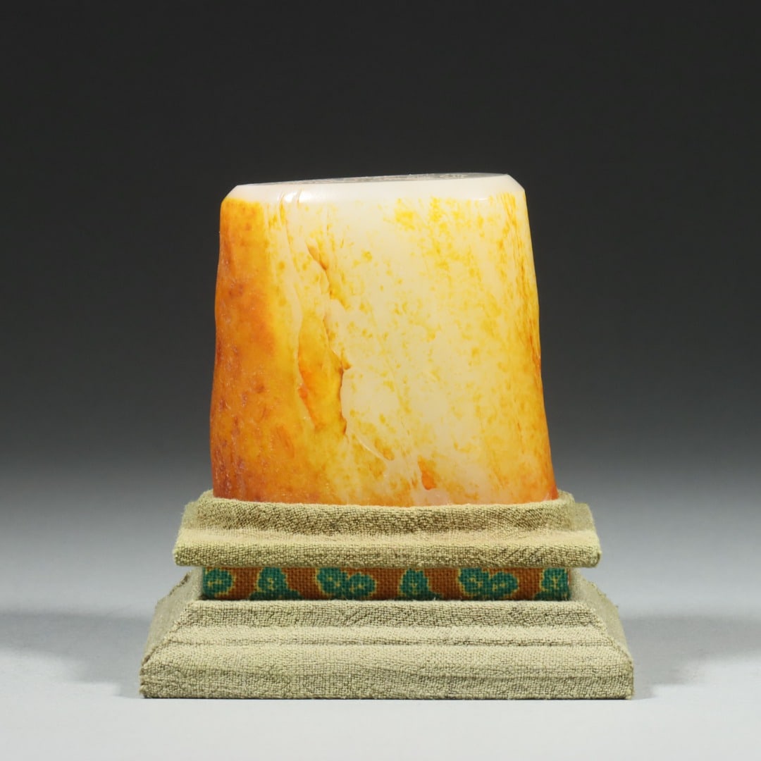 An Exquisite White Jade Poem Seal: An Exquisite White Jade Poem Seal,Qing Dynasty,China,Size:2.4inx1.7inx2.4in,Weight:370g白玉诗文印章,中国清代,Size:6.2cmx4.4cmx6cm,Weight:370