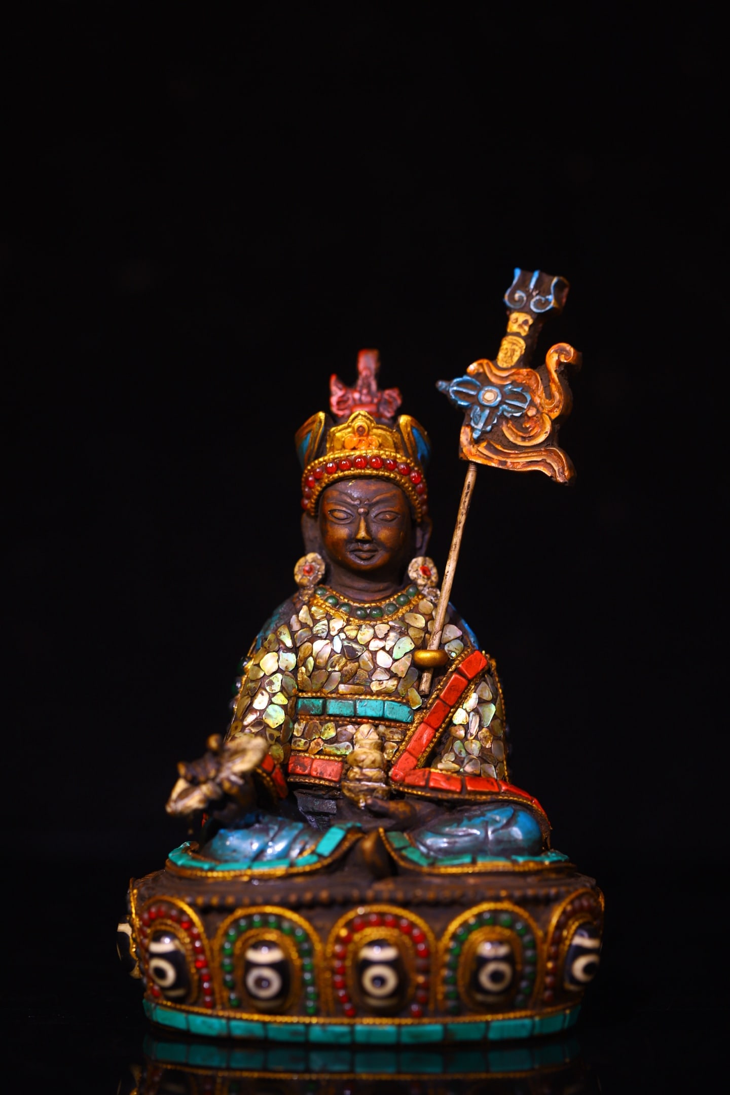 A Solemn Bone Inlaid Gems with Turquoise Statue of Padma Sambhava: A Solemn Bone Inlaid Gems with Turquoise Statue of Padma Sambhava,Qing Dynasty,ChinaSize:5.5inx3.9in,Weight:580g骨头镶宝石和绿松石莲花