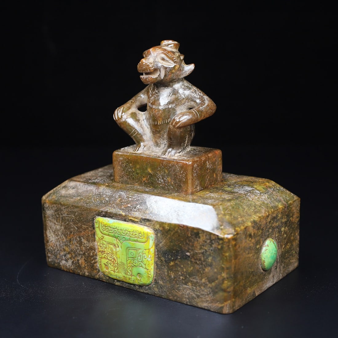 An Exquisite White Jade Inlaid Turquoise Beast-Face Pattern Beast-Shaped Seal (1 of 10)