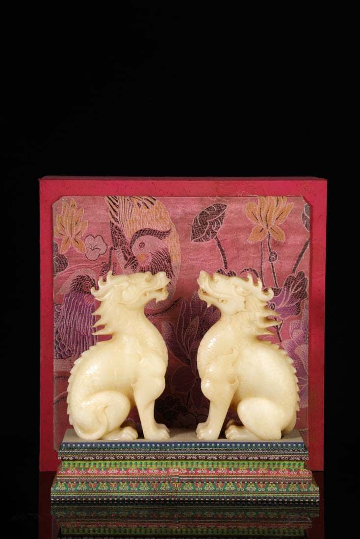 A Pair of Exquisite White Jade Auspicious Beast Ornaments: A Pair of Exquisite White Jade Auspicious Beast Ornaments,Qing Dynasty,China,Size:9.4inx4.7inx2.4in,Total Weight:4930g一对白玉瑞兽摆件,中国&