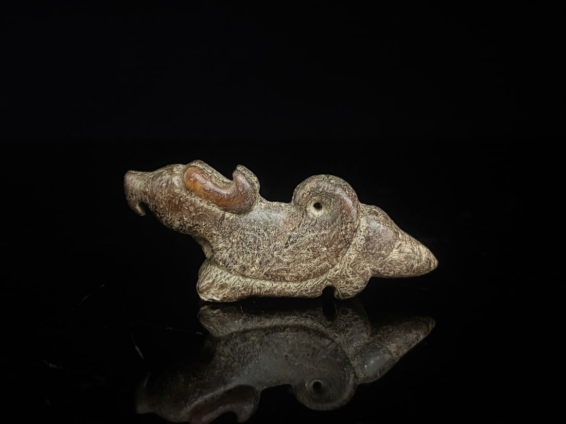 An Exquisite White Jade Animal Pendant: An Exquisite White Jade Animal Pendant,Qing Dynasty,China,Size:2.4inx1.1inx0.6in,Weight:30g白玉动物挂件,中国清代,Size:6.2cmx2.8cmx1.4cm,Weig